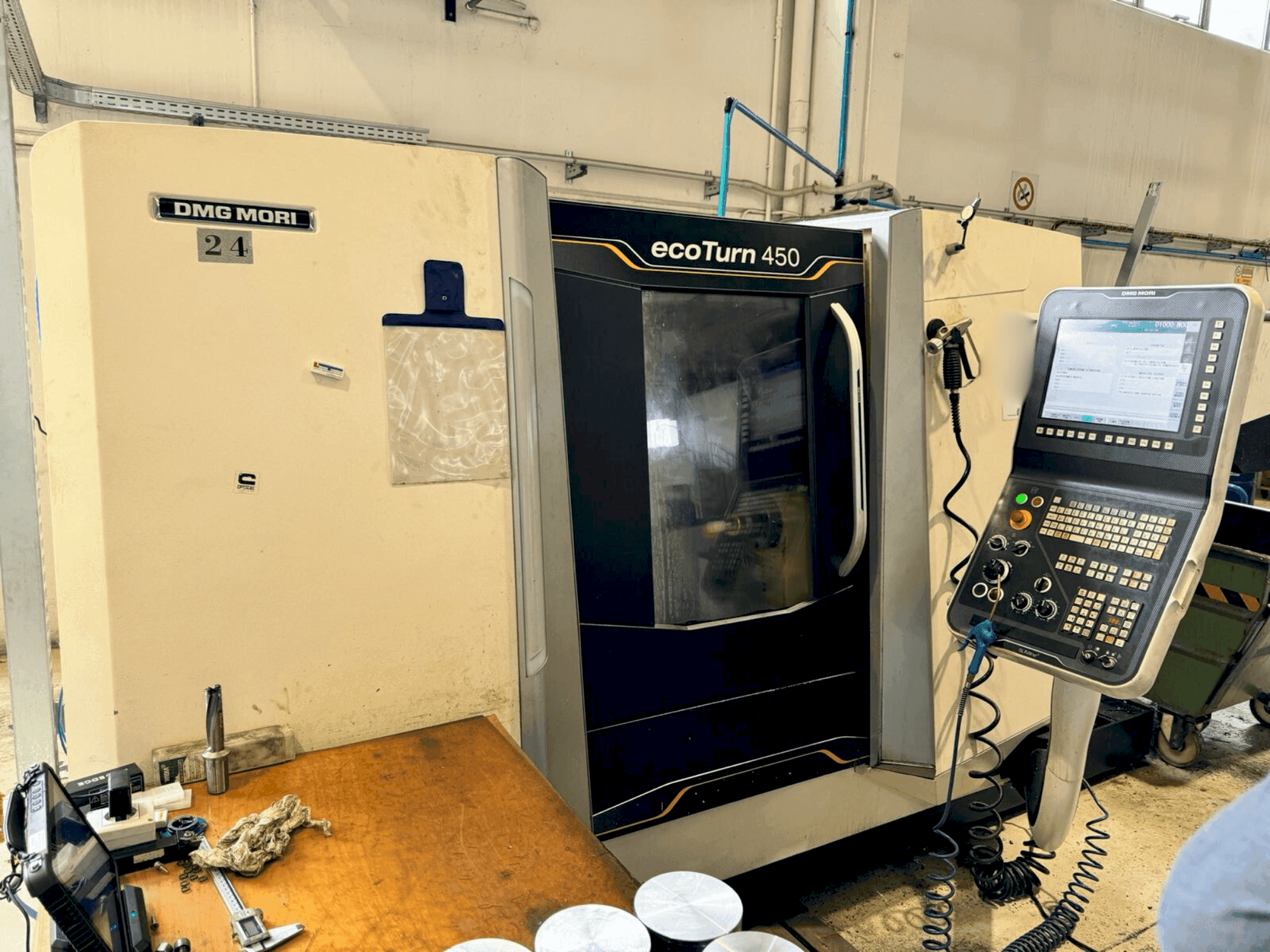 A DMG MORI EcoTurn 450 V3  gép elölnézete