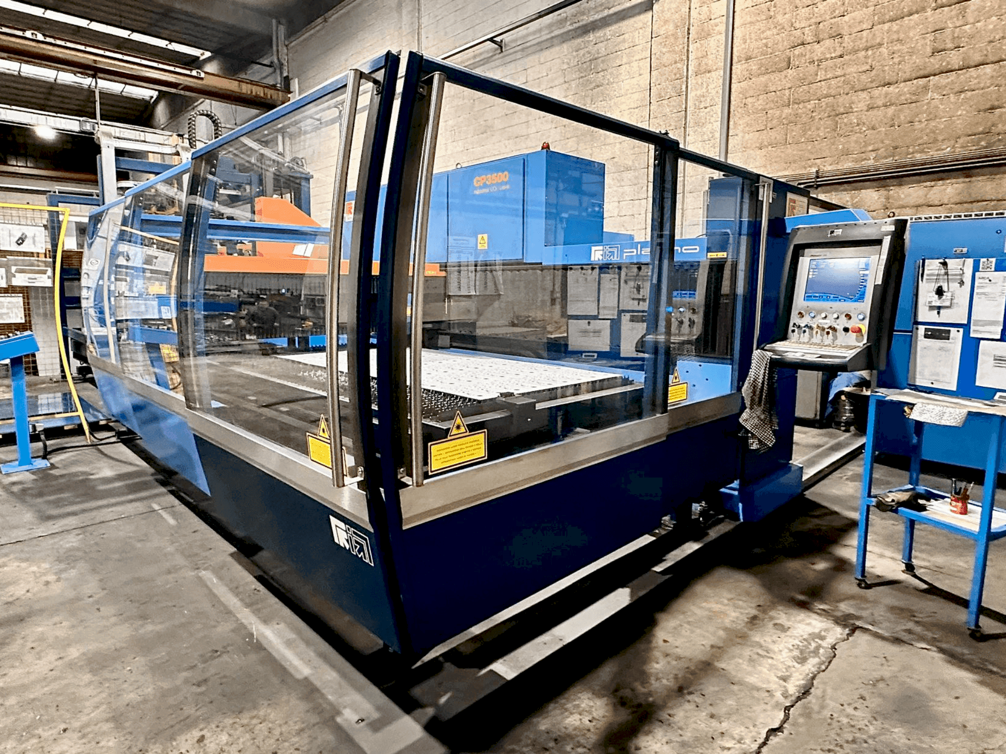 A Prima Industrie Platino 1530  gép elölnézete