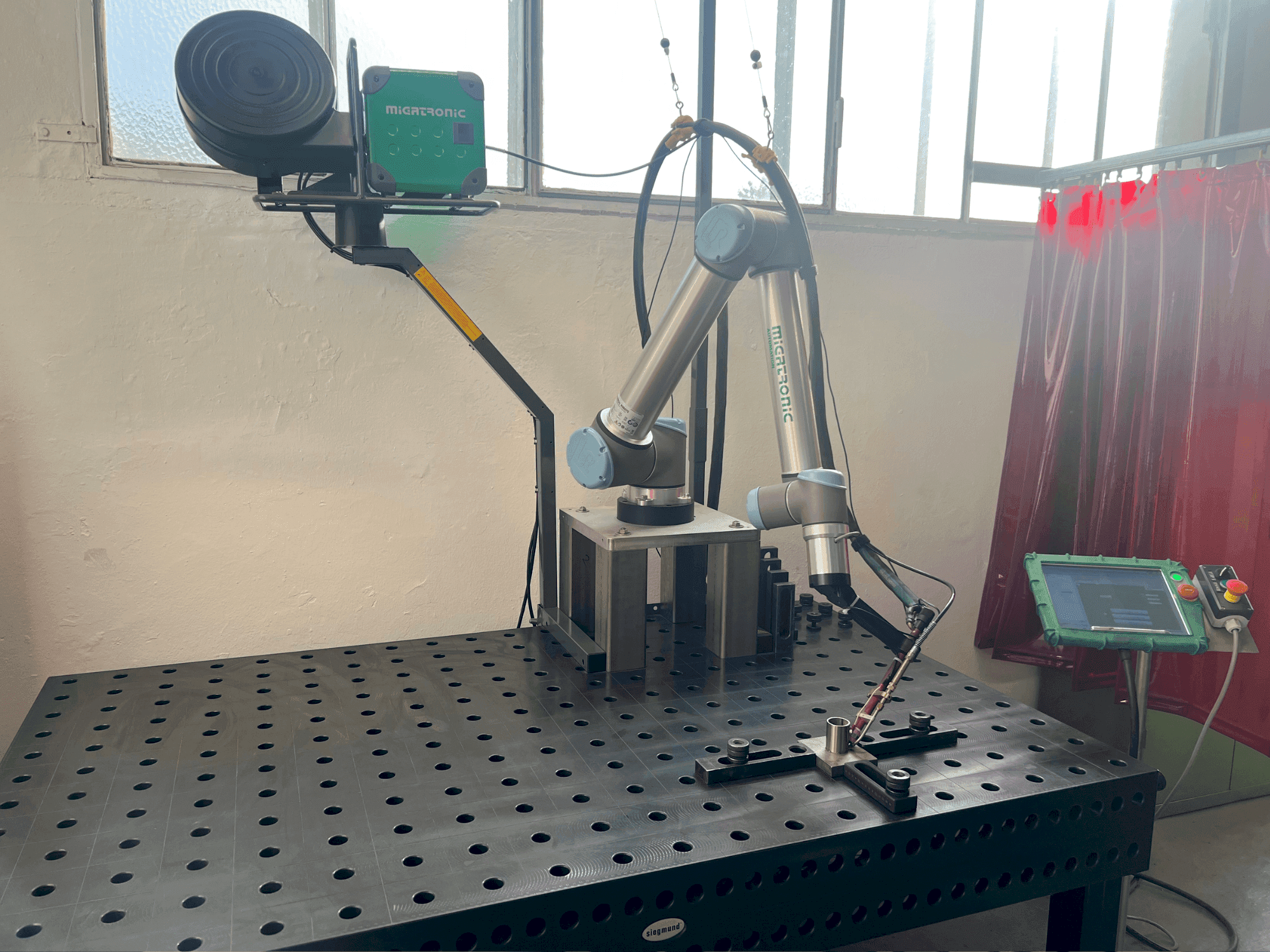 A MIGATRONIC PI 350 AC/DC  gép elölnézete