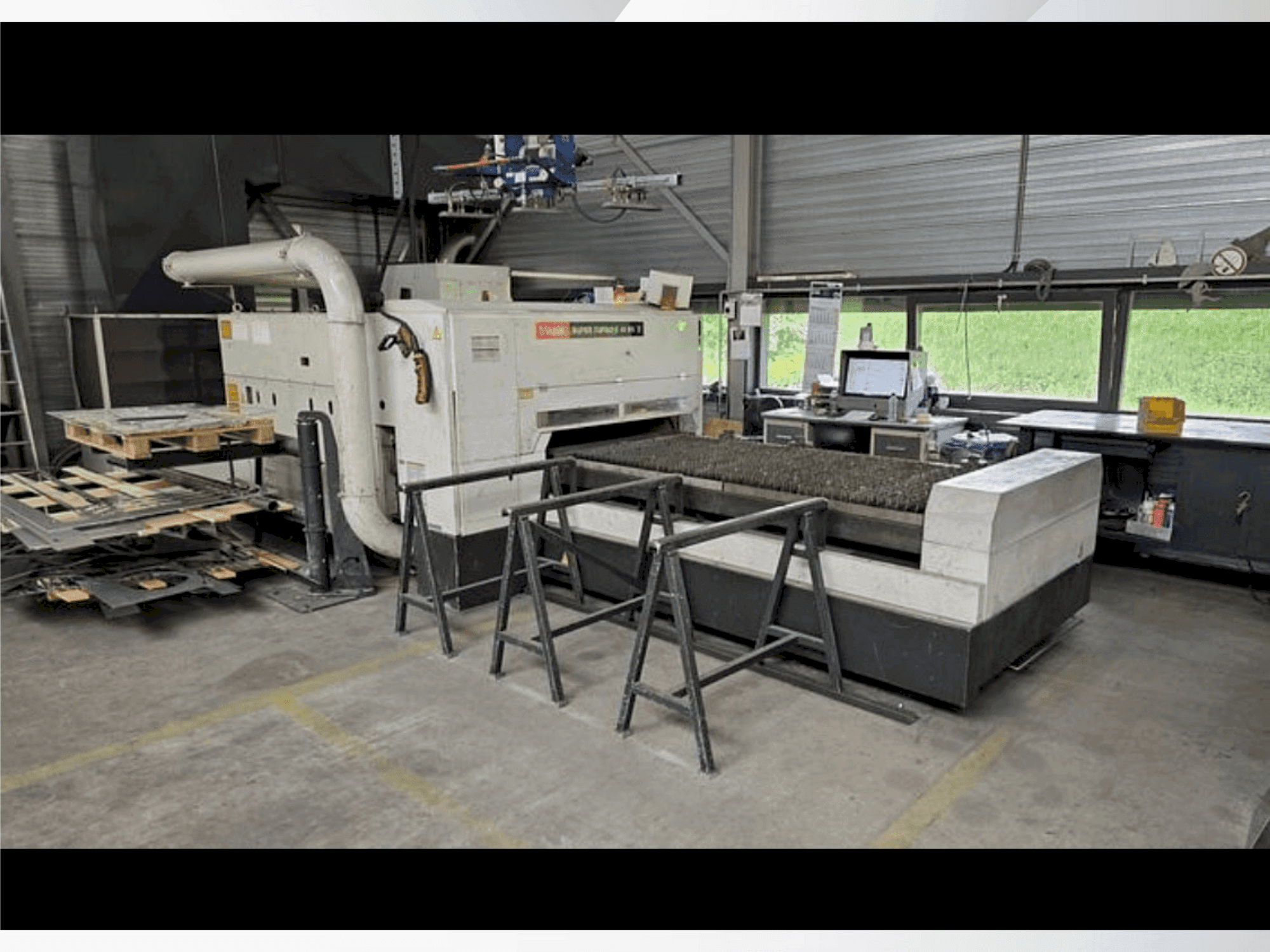 A Mazak Super Turbo-X 48 MK II  gép elölnézete