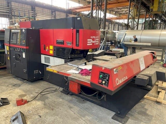 A AMADA Apelio II 245  gép elölnézete