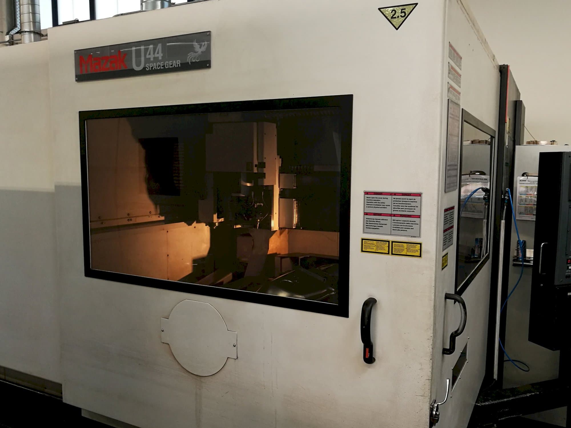 A Mazak Space Gear-U44  gép bal oldali nézete