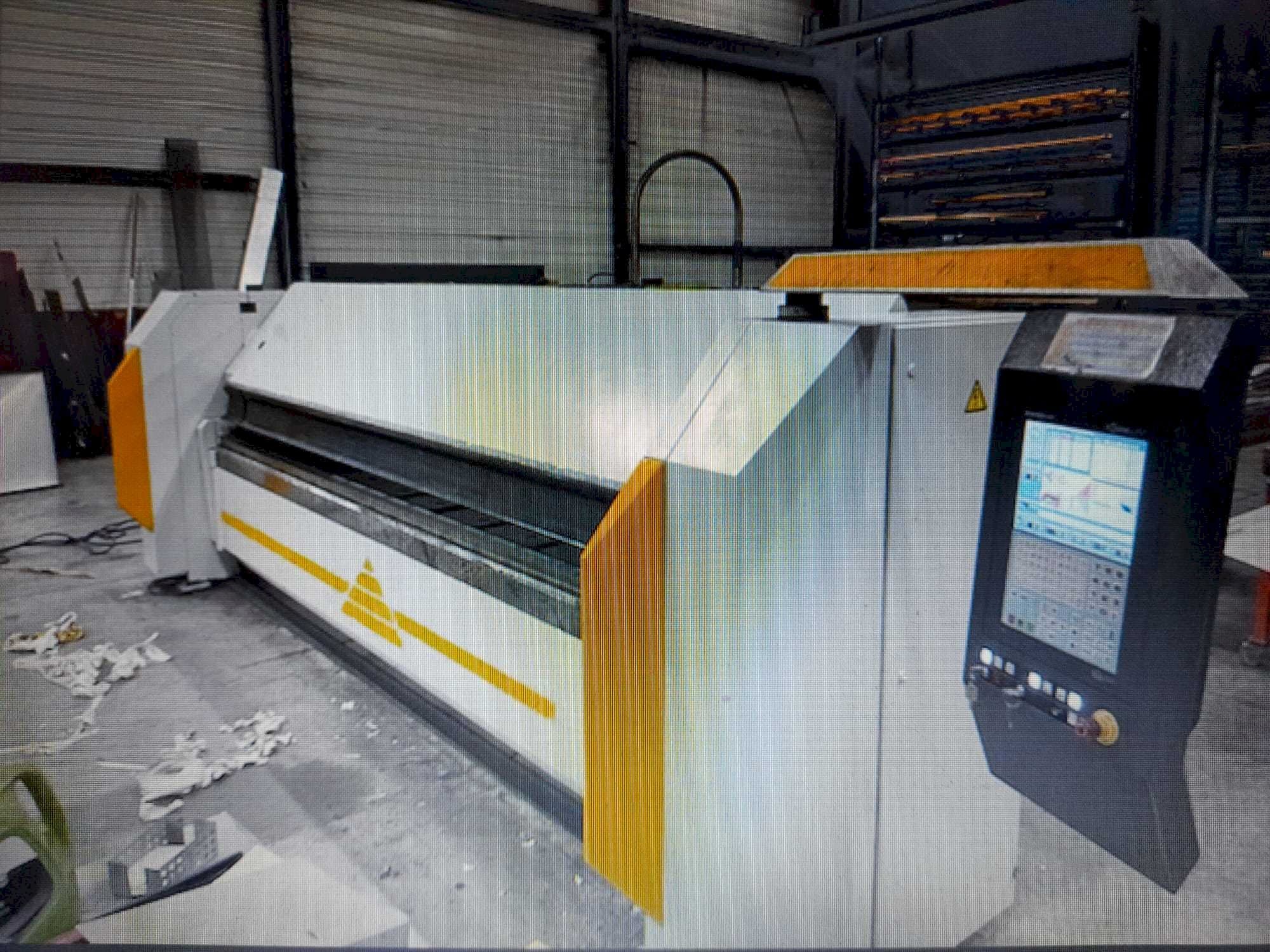 A RAS 73.40 flexibend  gép elölnézete