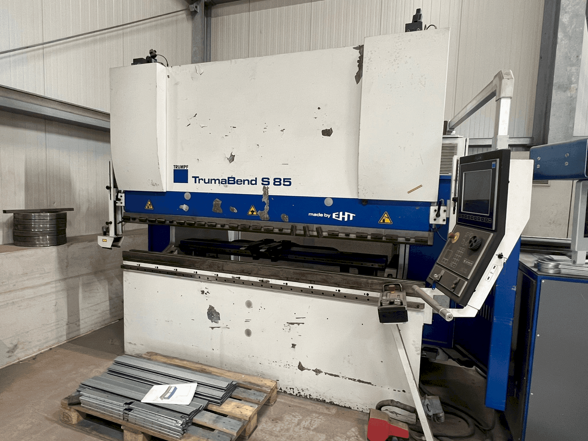 A TRUMPF TrumaBend S 85 - 25  gép elölnézete
