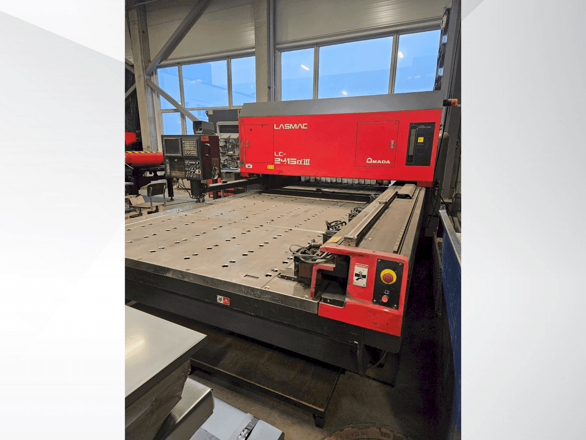 A AMADA LC 2415 A3  gép elölnézete