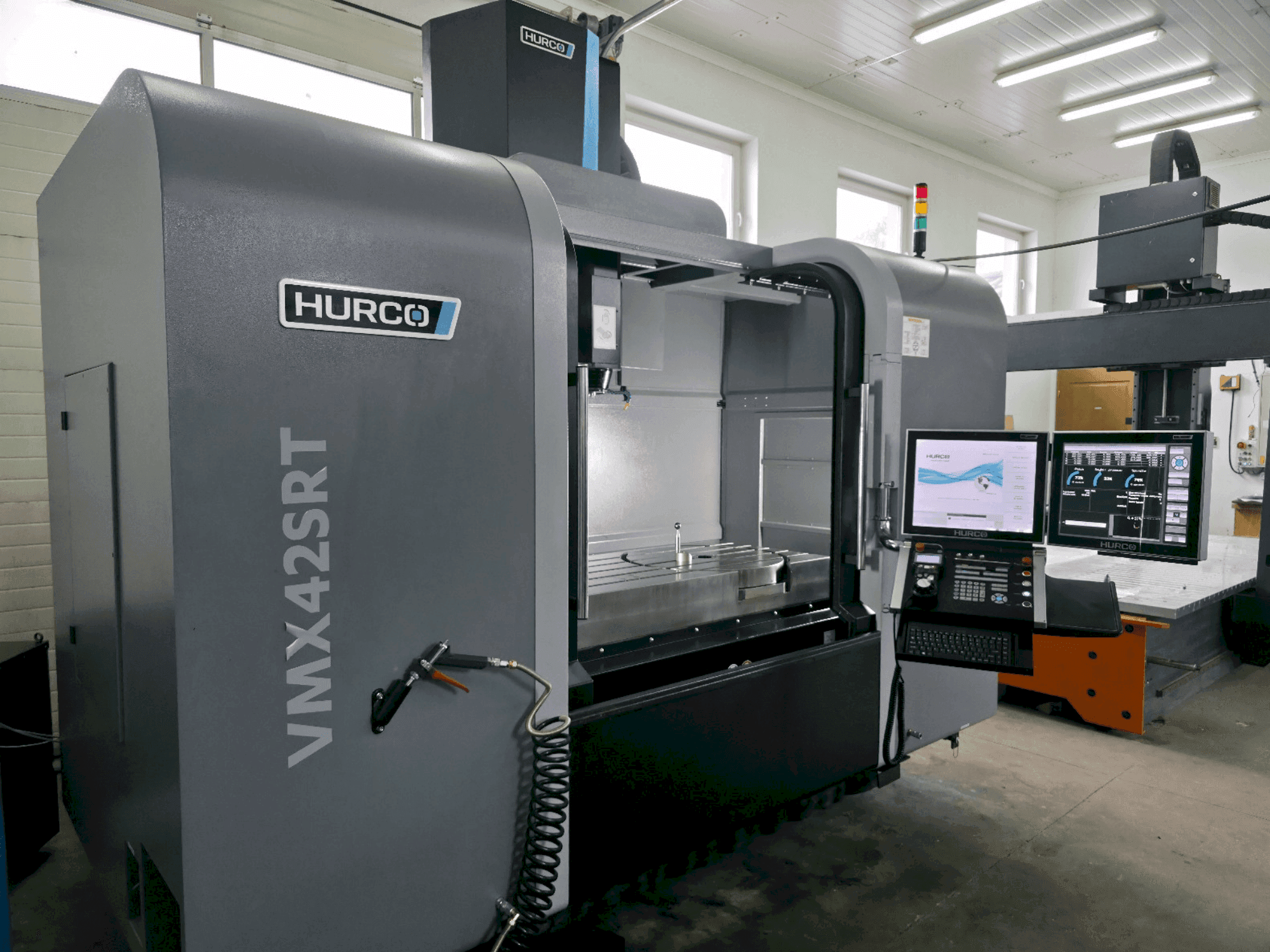 A Hurco VMX 42SRTi  gép elölnézete