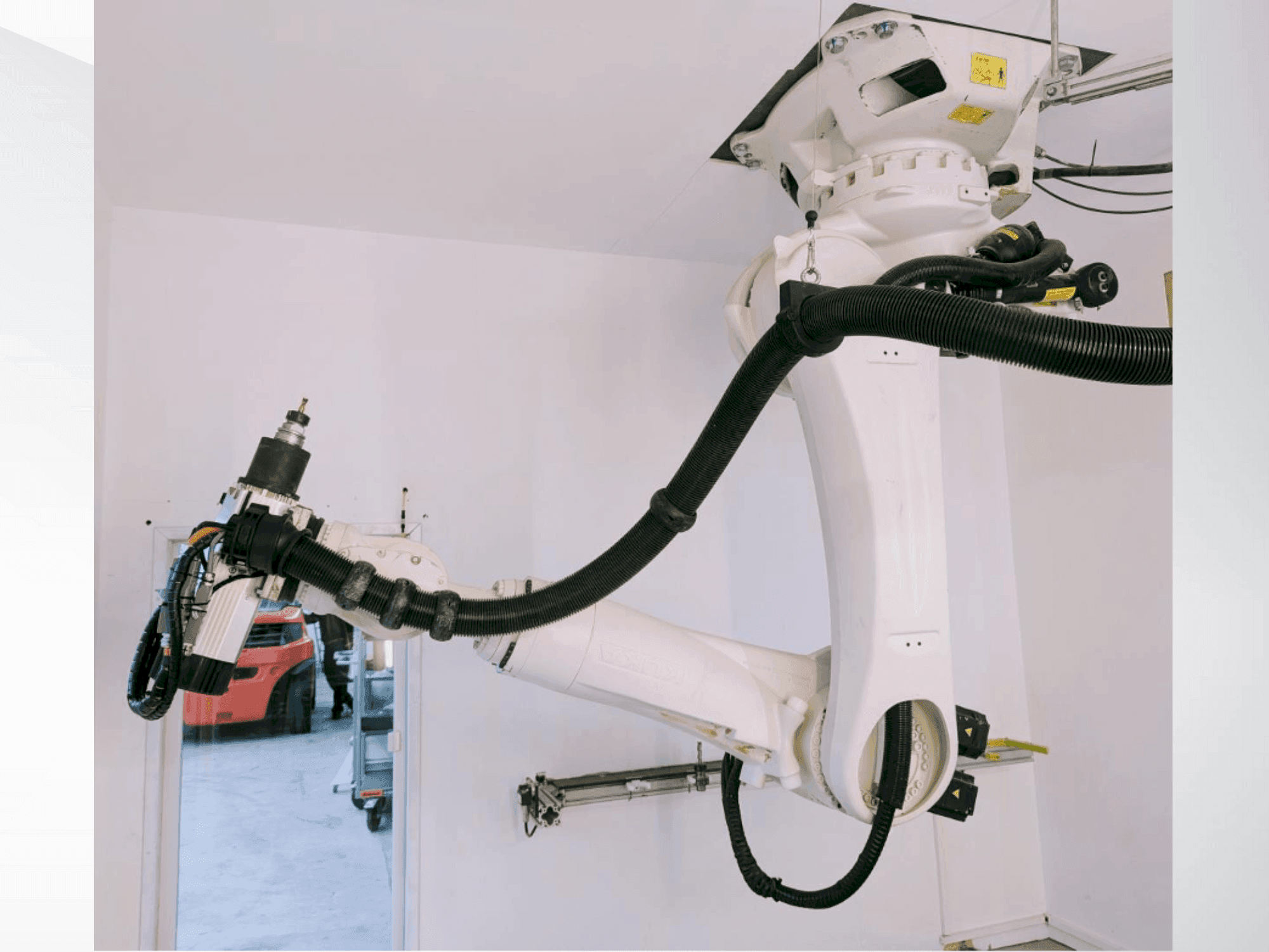 A KUKA KR 270 R2700 C ultra + Absolute measurement  gép elölnézete