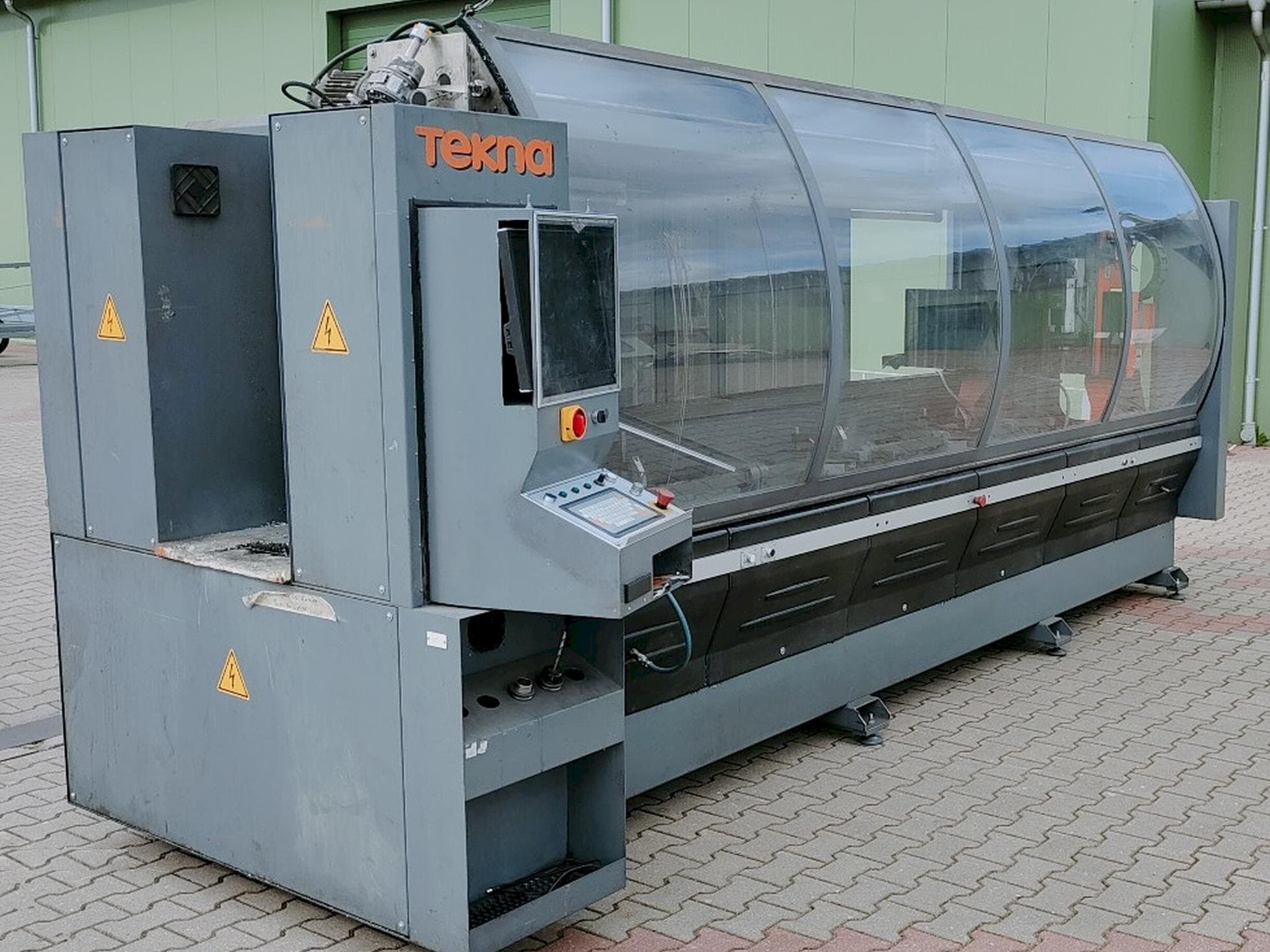 A Tekna TK427-3  gép elölnézete