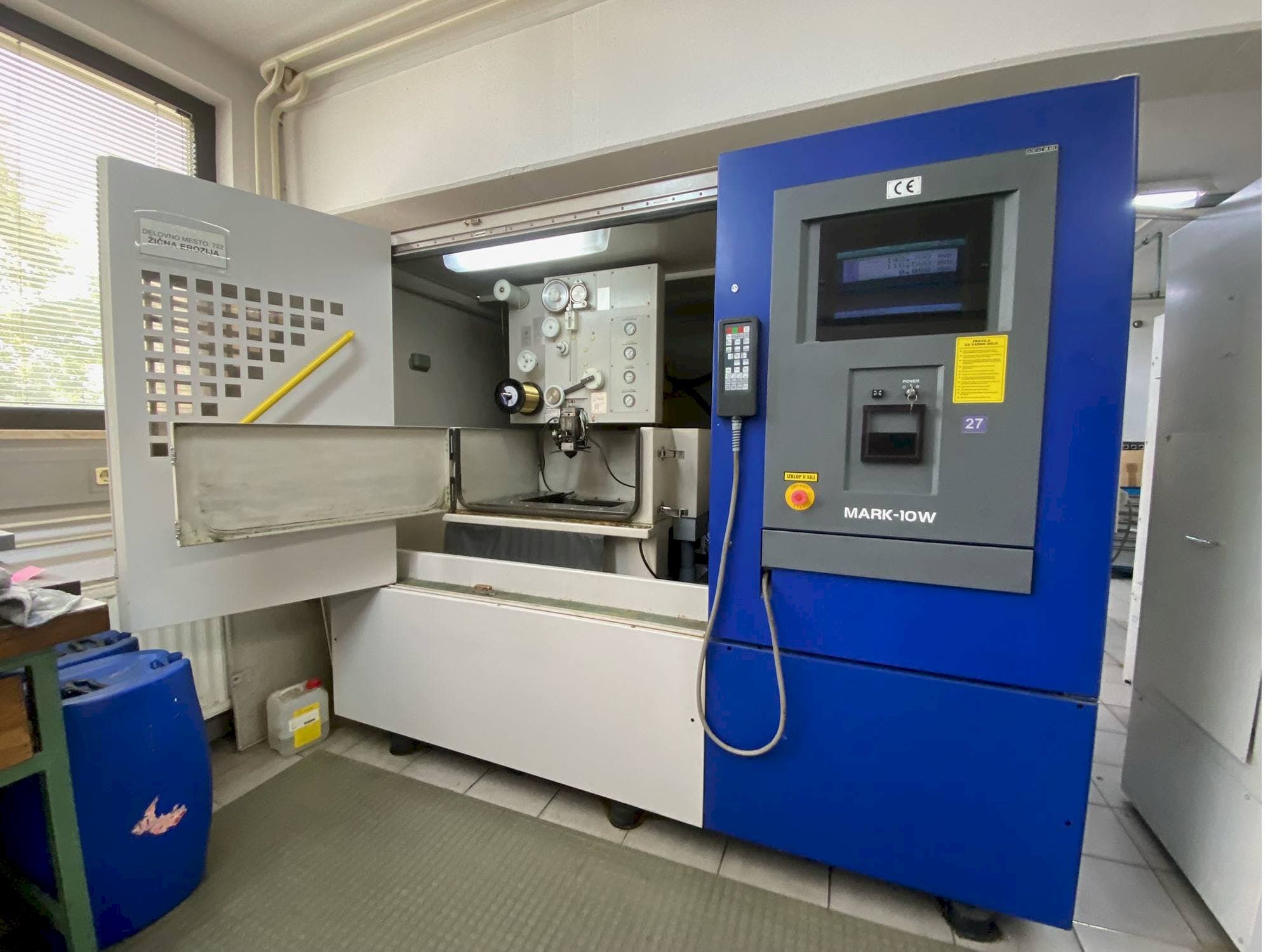 A Hitachi 254Y  gép elölnézete