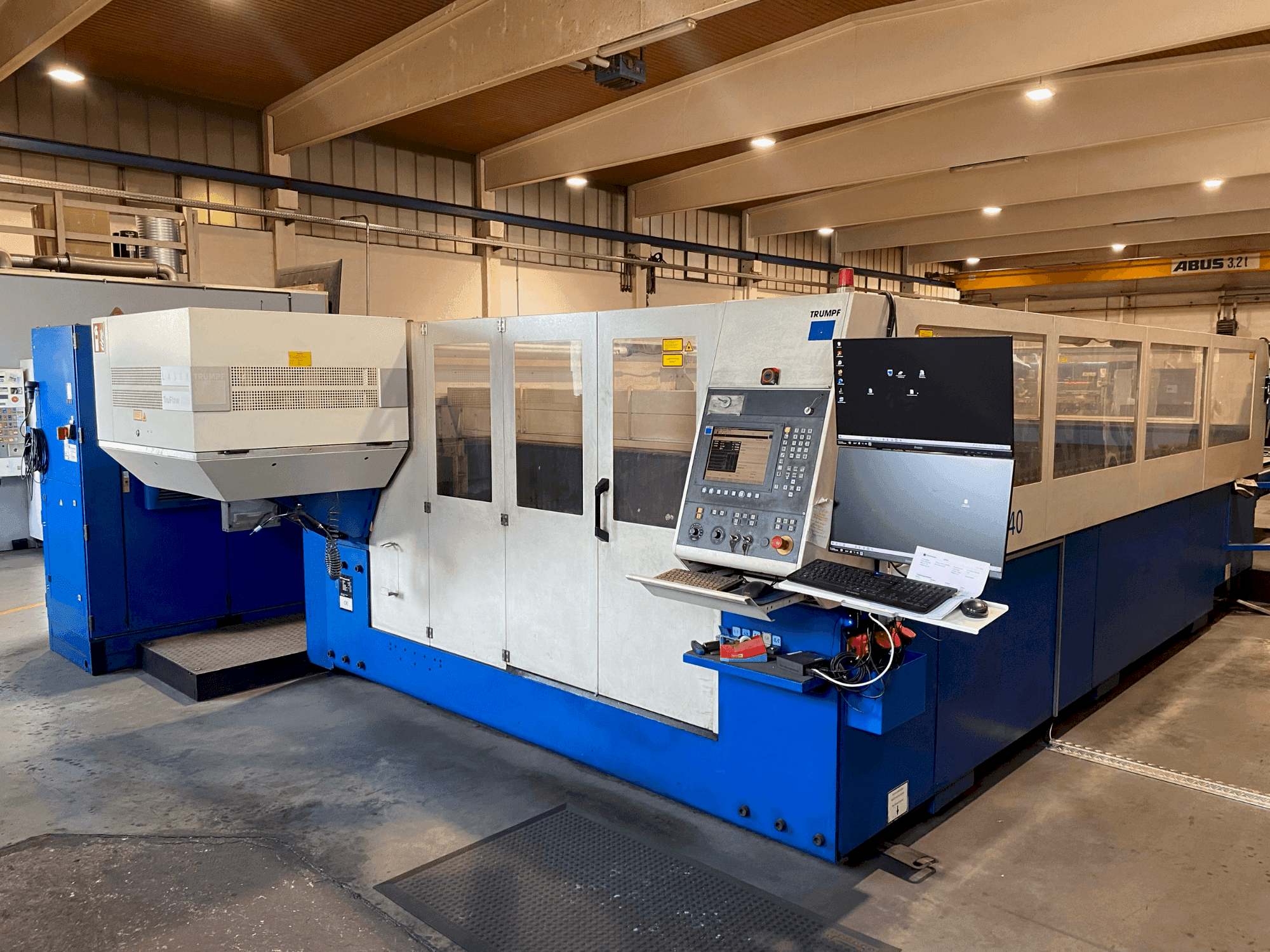 A TRUMPF TruLaser 3040 gép elölnézete