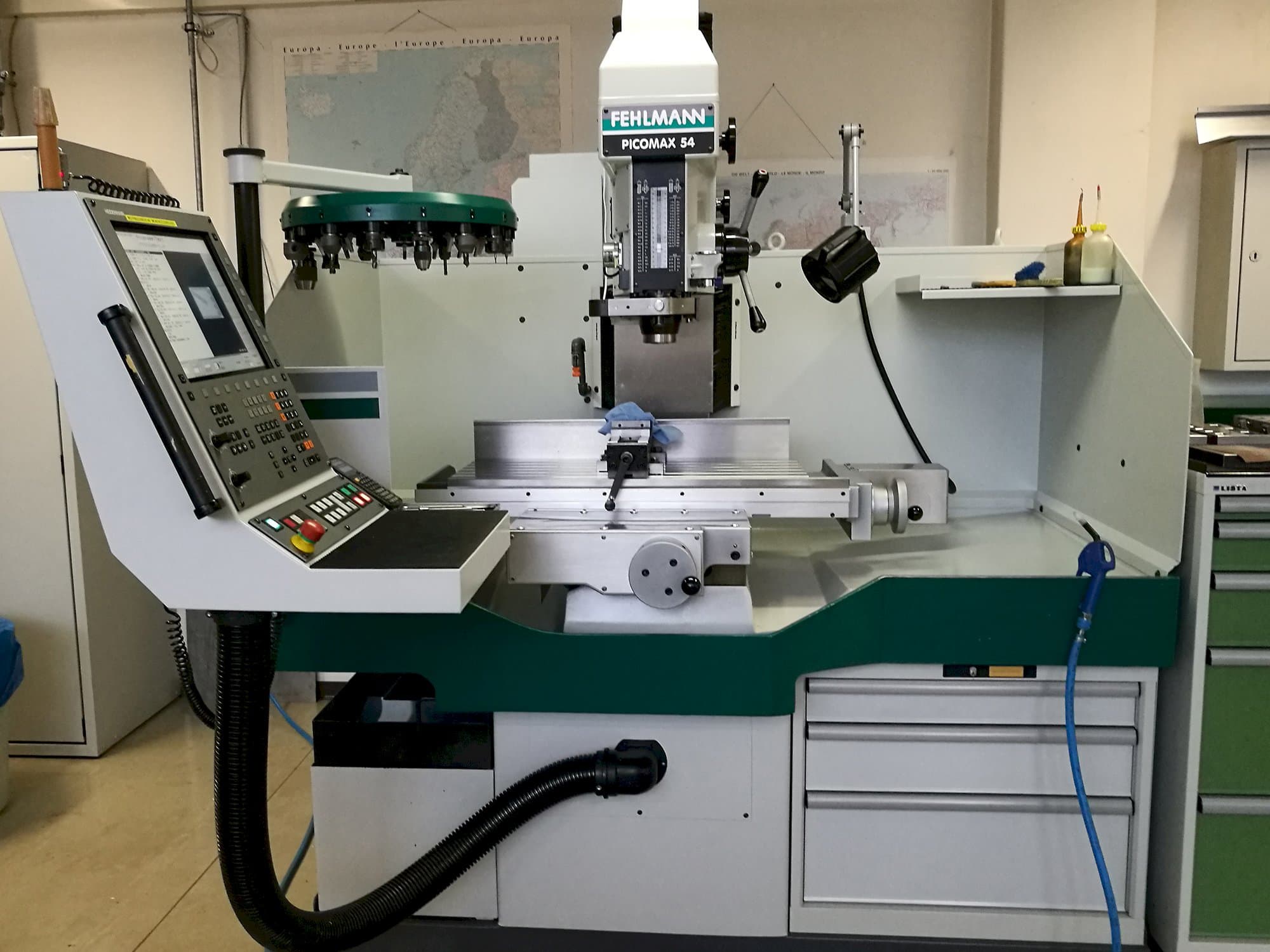 A FEHLMANN PICOMAX 54 gép elölnézete