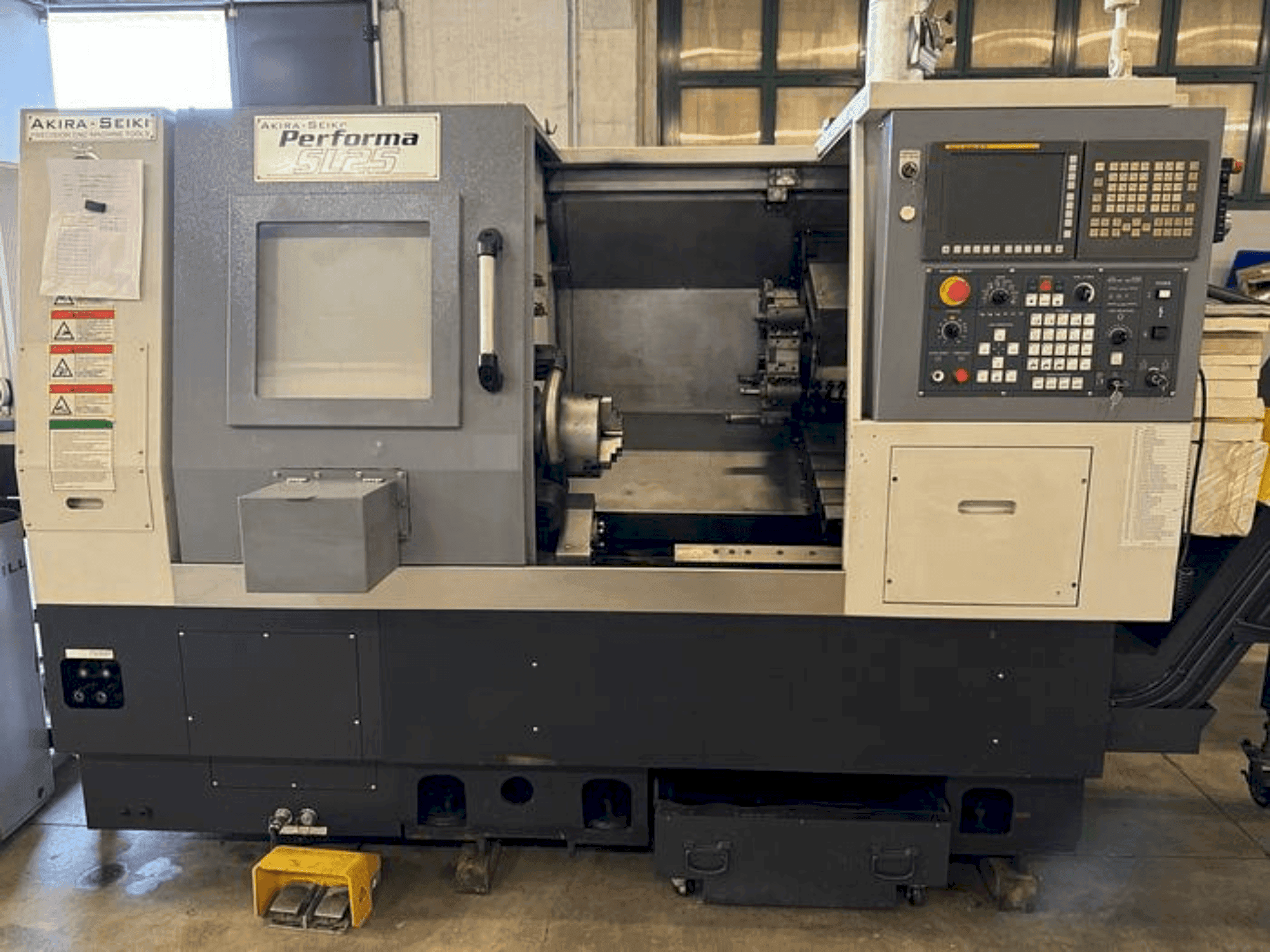 A Akira Seiki Performa SL25  gép elölnézete