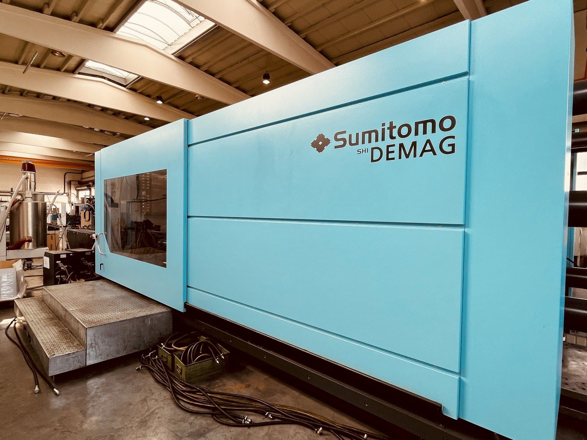A Sumitomo Demag Systec 1300 1500-9500 Servo  gép elölnézete