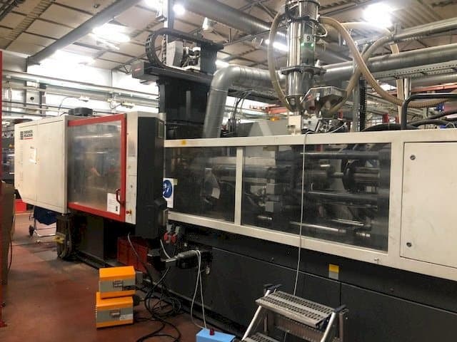 A FERROMATIK MILACRON K320  gép elölnézete