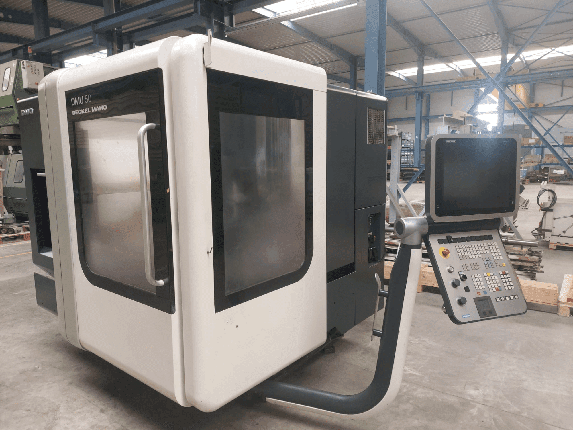 A DMG DECKEL MAHO DMU 50  gép elölnézete