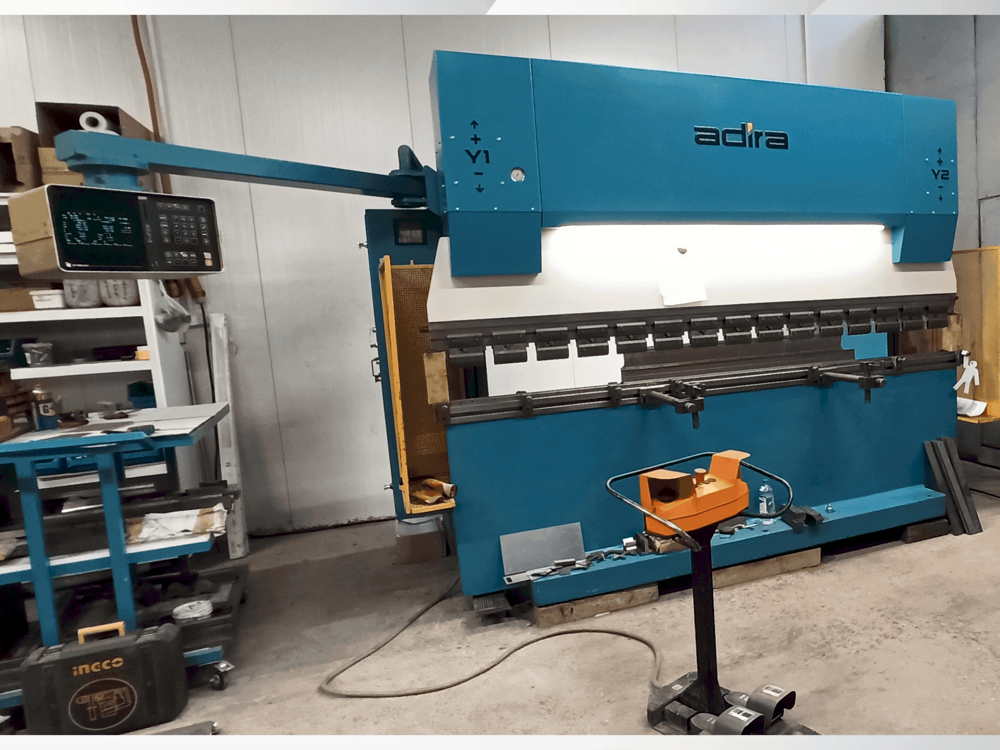 A ADIRA QIH-11030 DNC CR  gép elölnézete