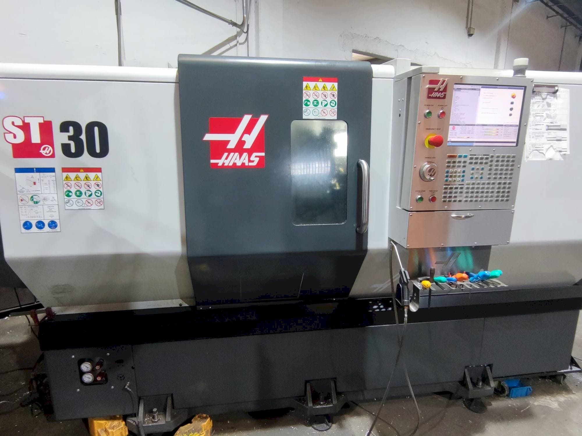A HAAS ST-30  gép elölnézete