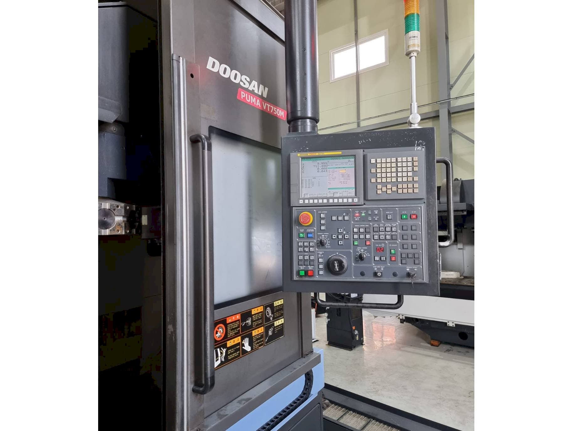 A Doosan Puma VT750M  gép oldalnézete