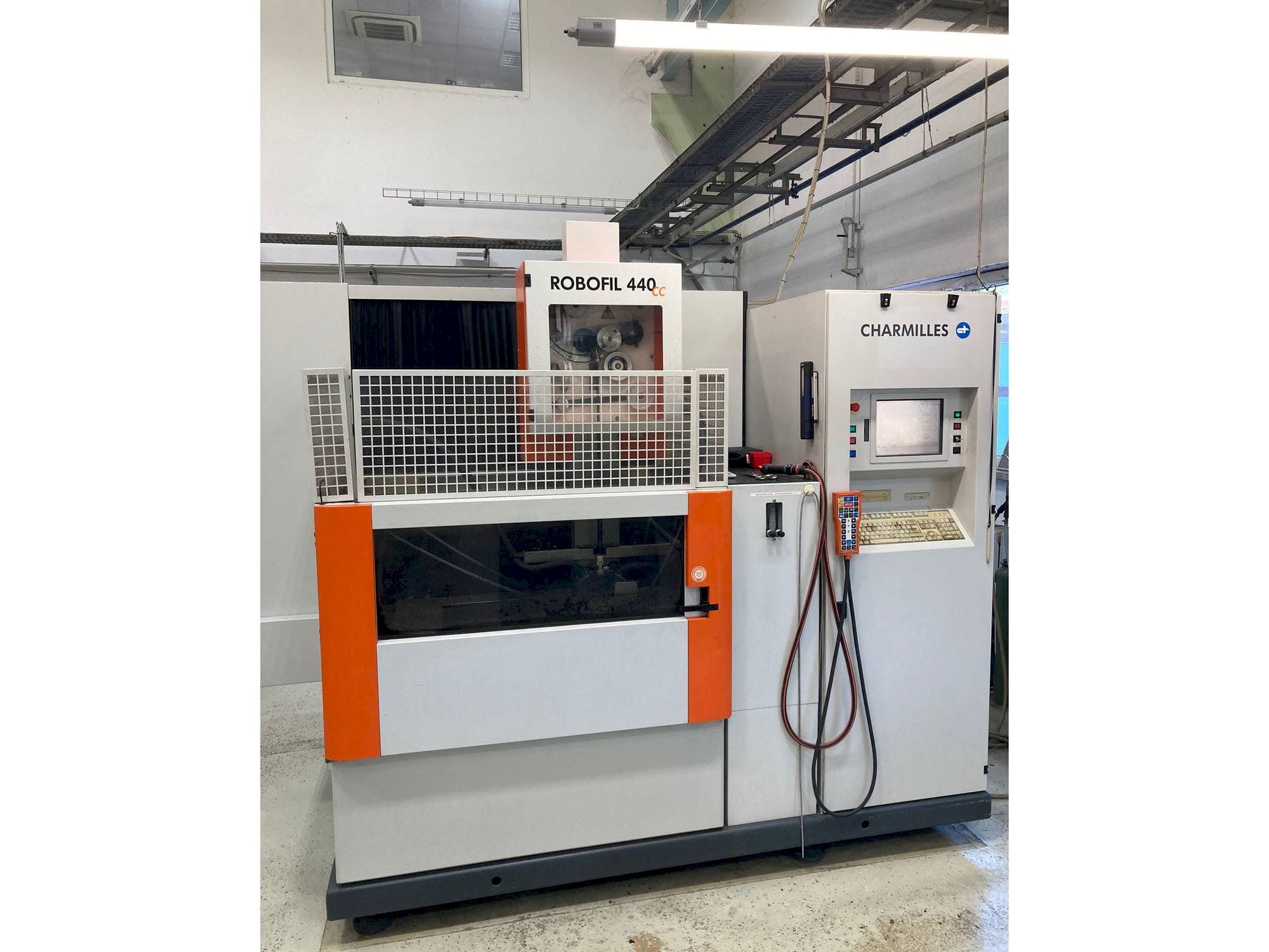 A CHARMILLES Robofil 440 CC  gép elölnézete