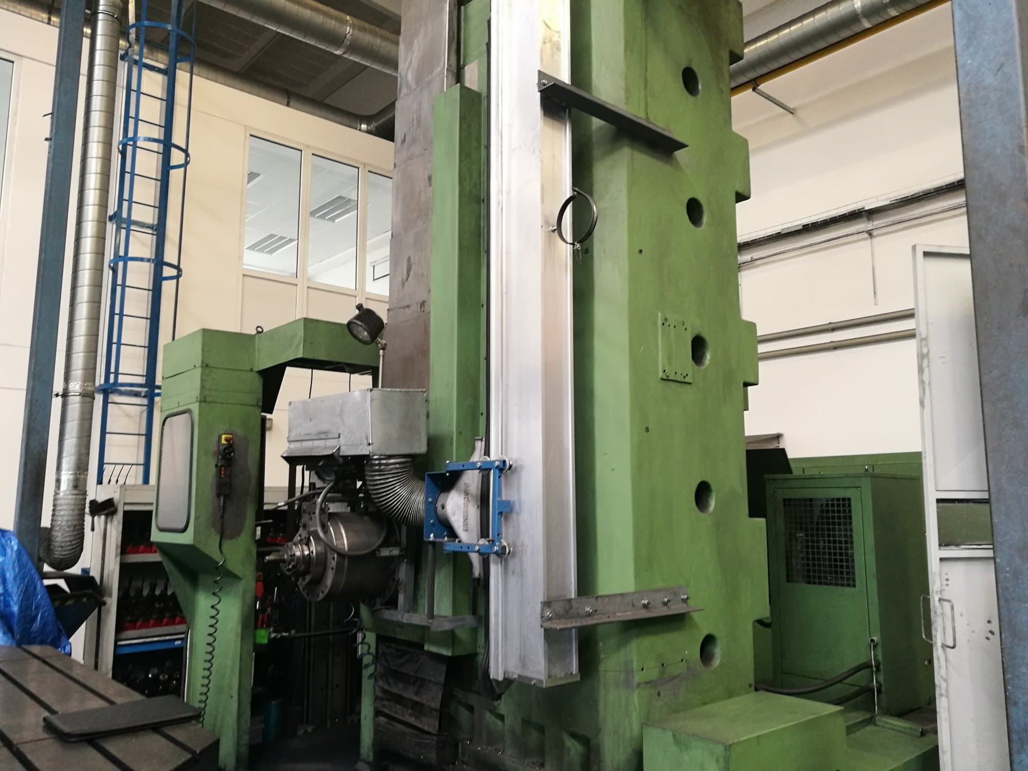 A TOS WHN 130  gép elölnézete