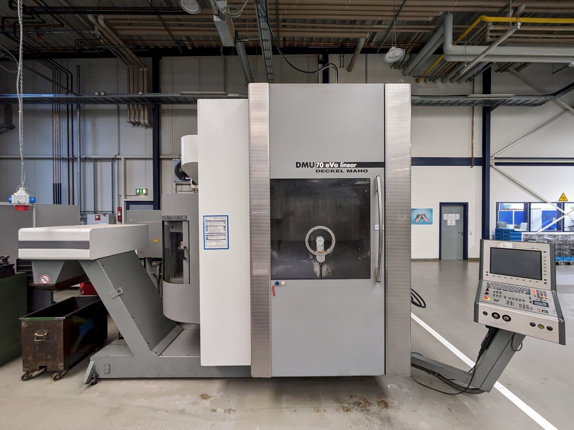 A DECKEL MAHO DMU70 eVo linear  gép elölnézete