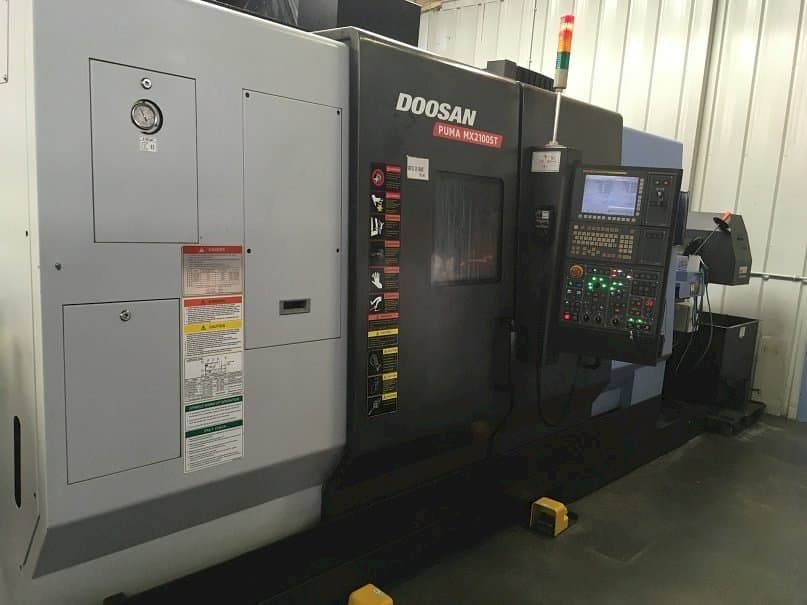 A Doosan Puma MX 2100 ST  gép elölnézete