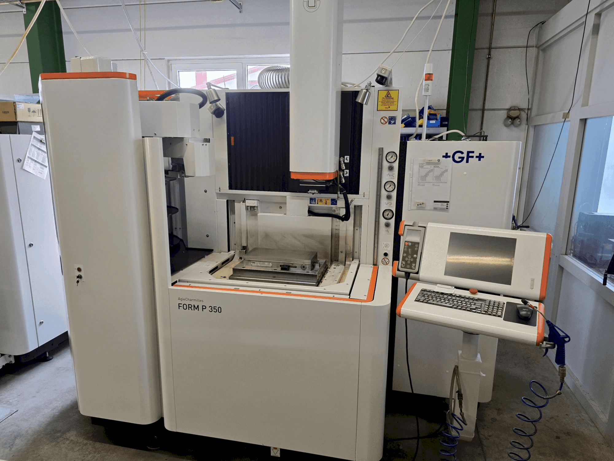 A AgieCharmilles FORM P 350  gép elölnézete