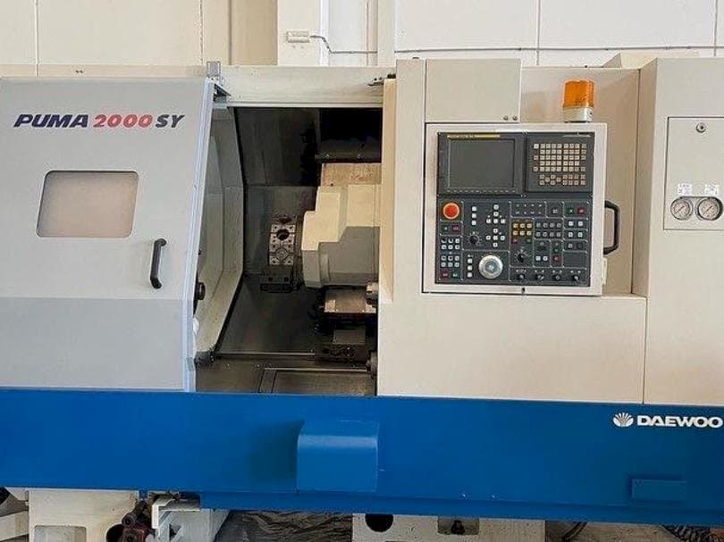 A Doosan Puma 2000SY  gép elölnézete