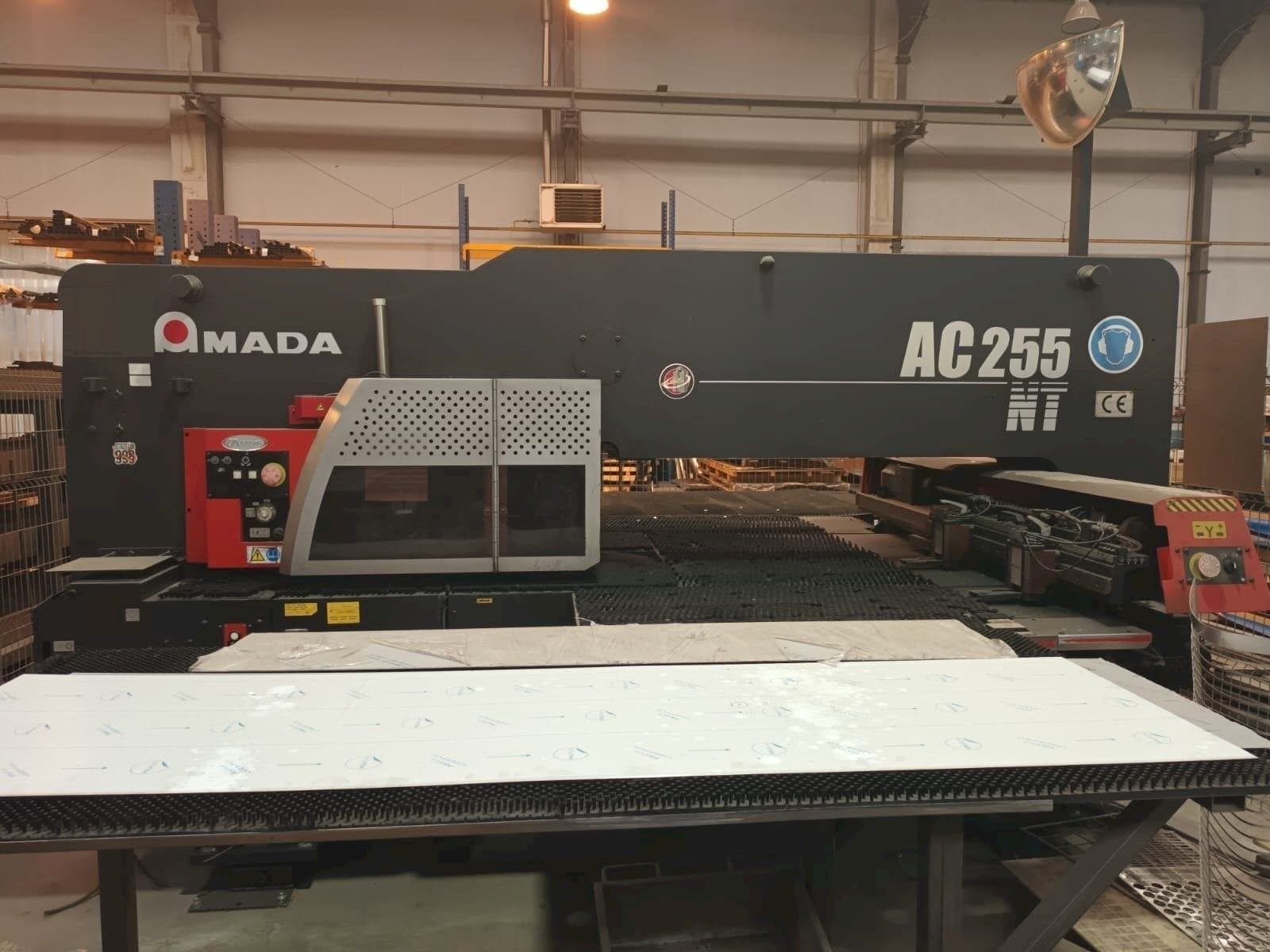 A AMADA AC 255 NT  gép elölnézete