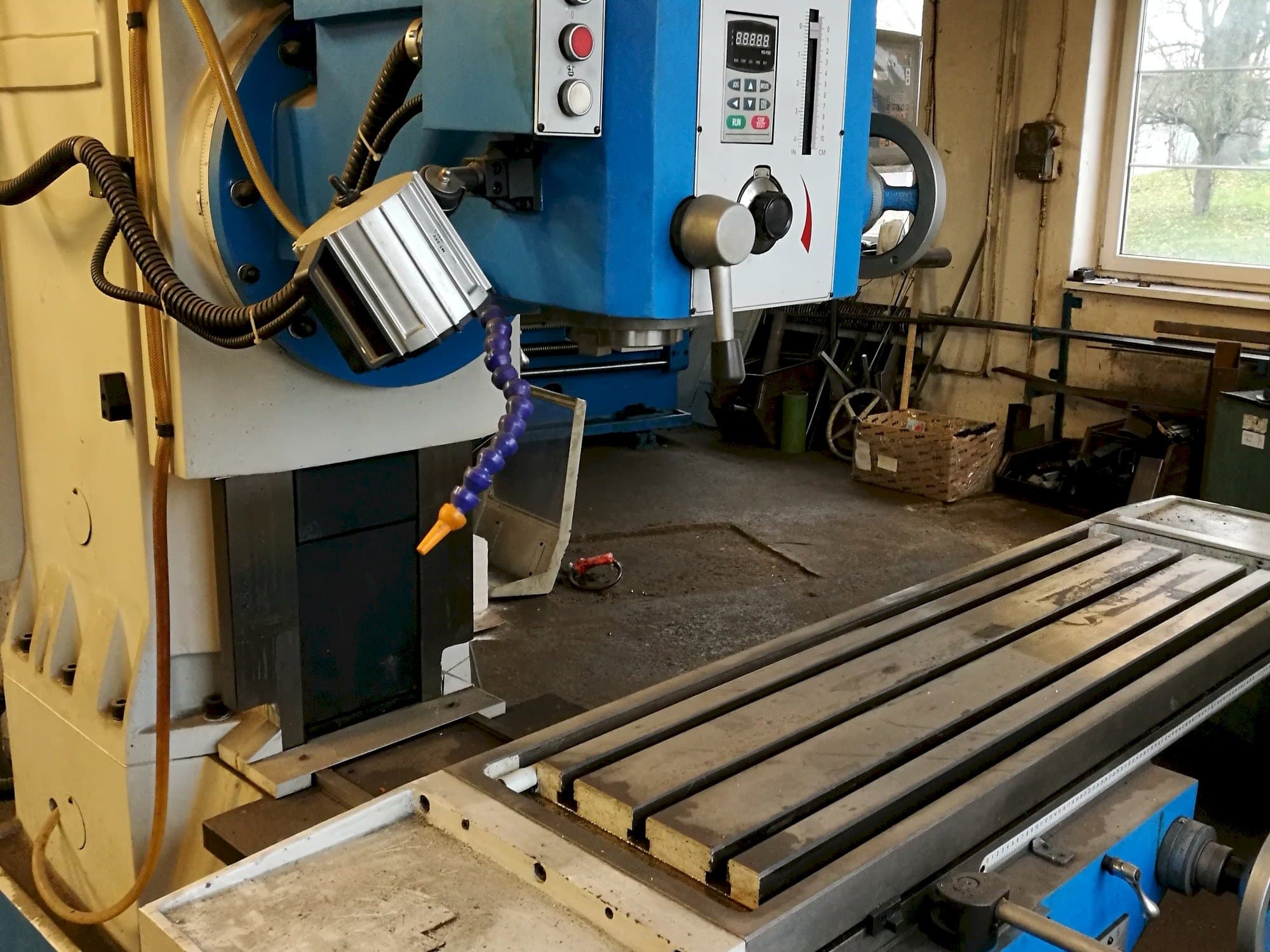 A KNUTH KB 1400  gép elölnézete