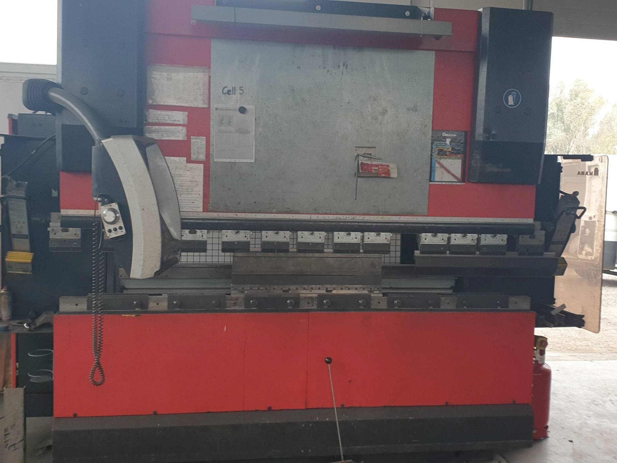 A AMADA HFE 8025/7  gép elölnézete