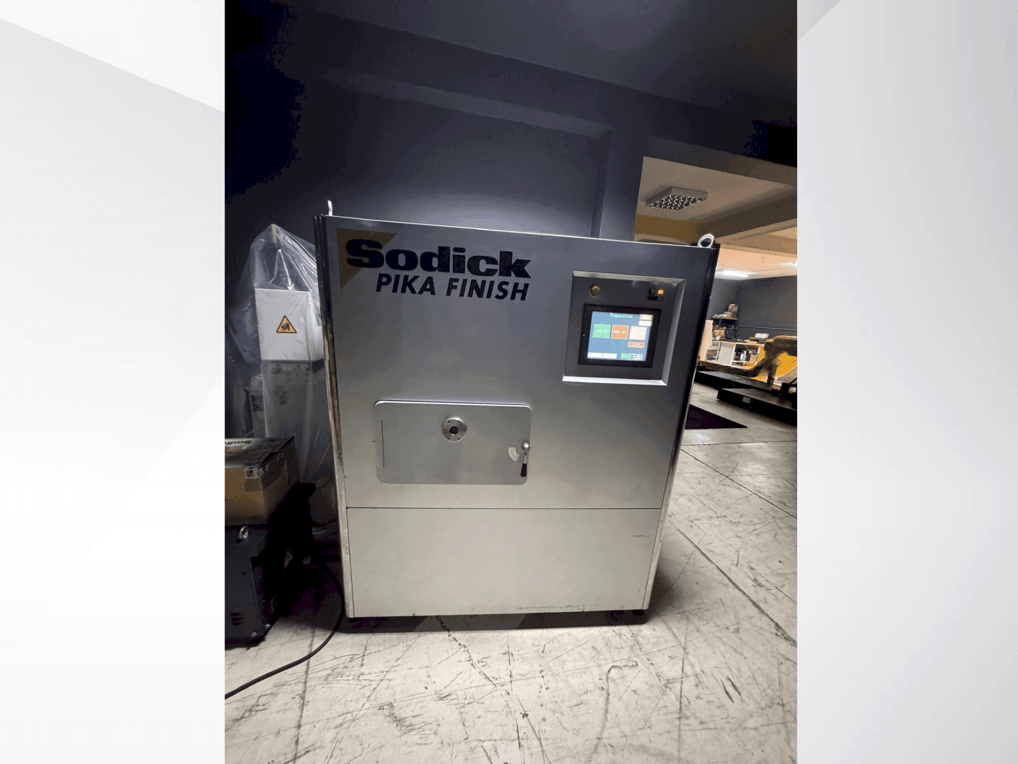 A Sodick Picka PF-32A  gép elölnézete