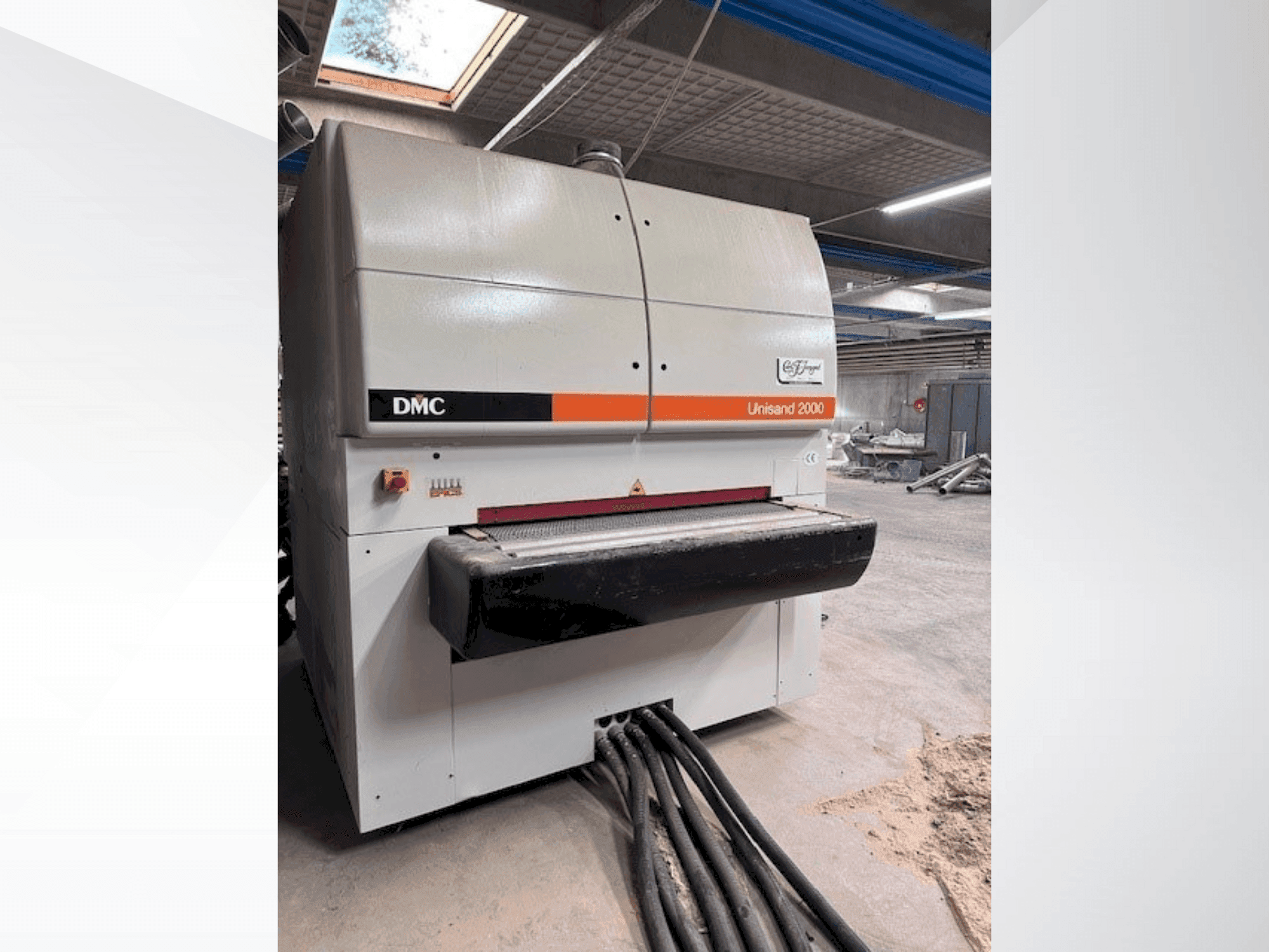 A DMC US 2000 M4  gép elölnézete