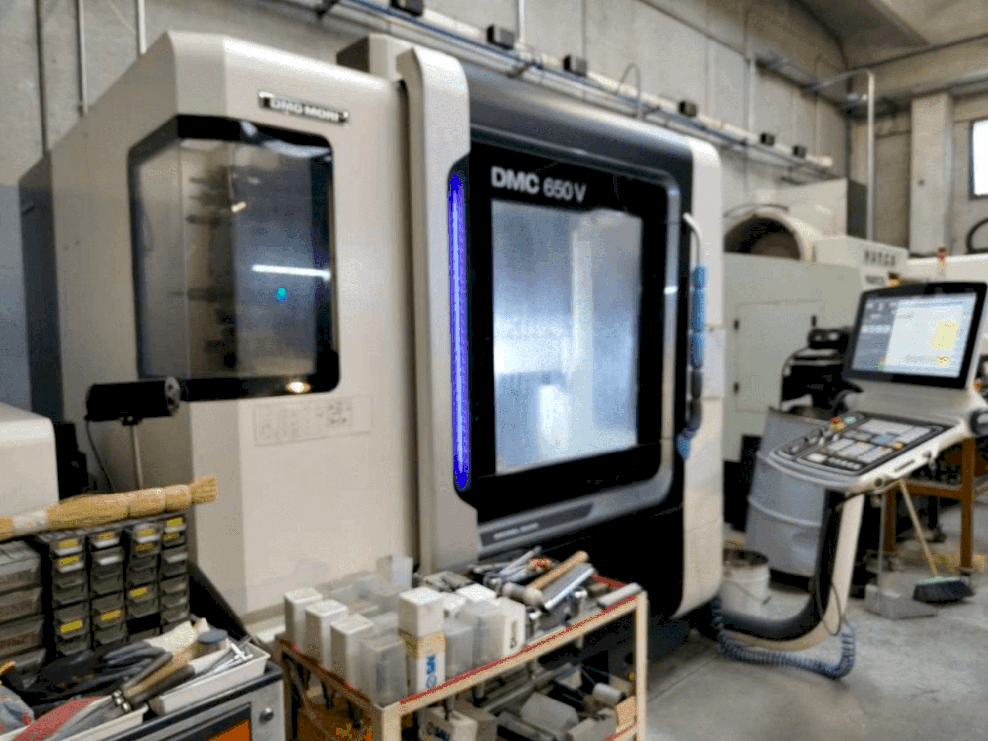 A DMG MORI DMC 650V  gép elölnézete