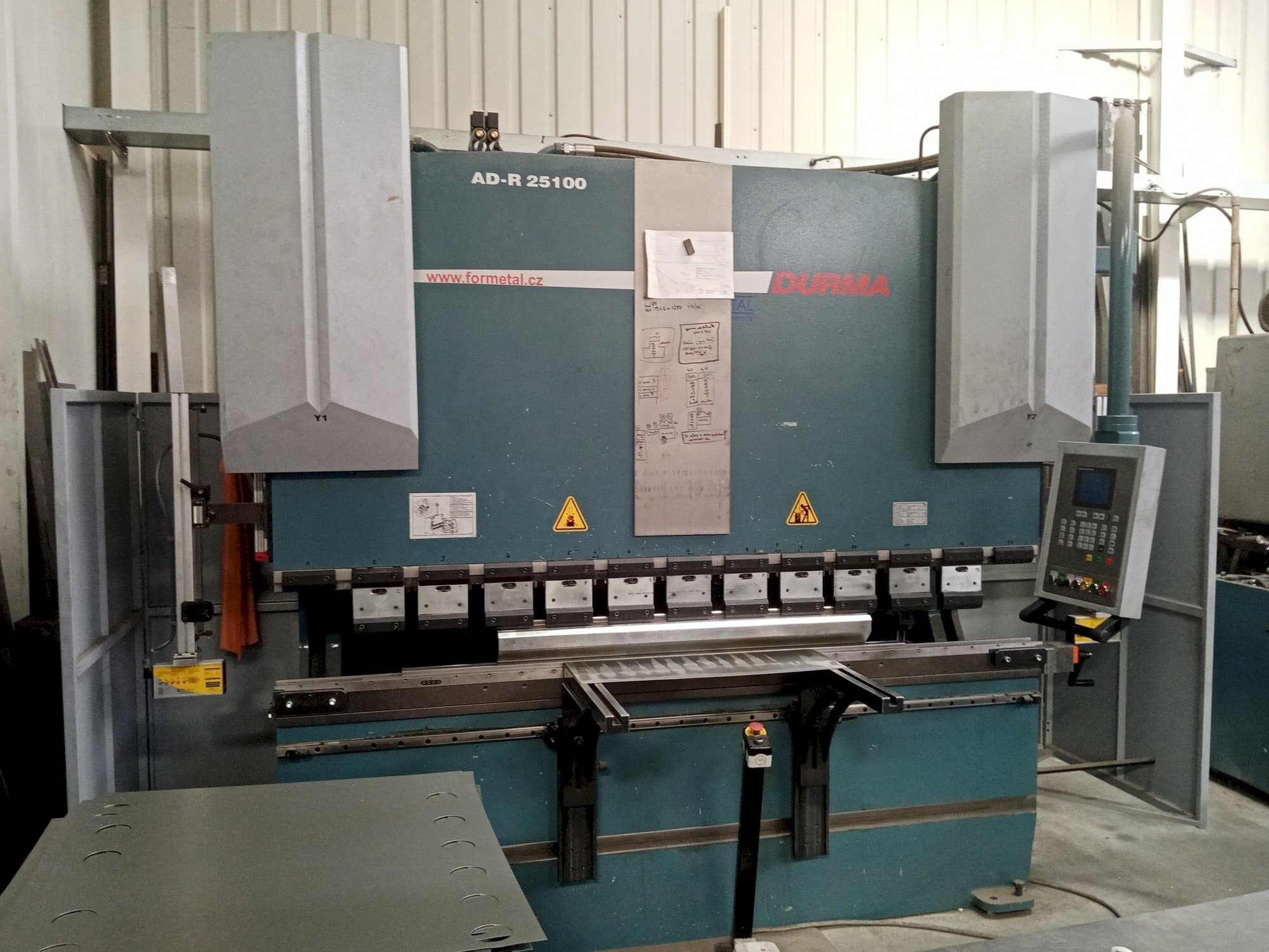 A Durma AD-R 25100  gép elölnézete