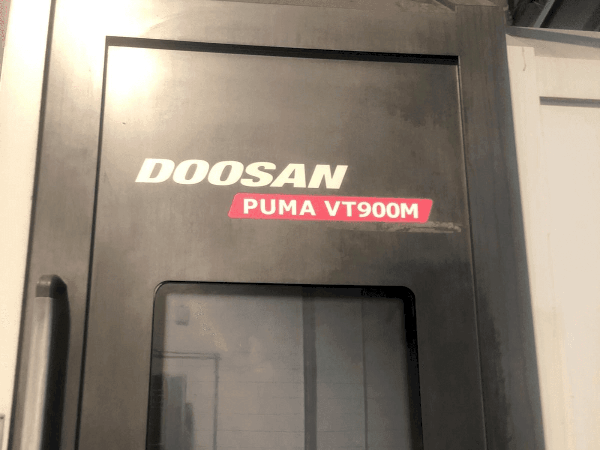 A DOOSAN Puma VT900M  gép elölnézete