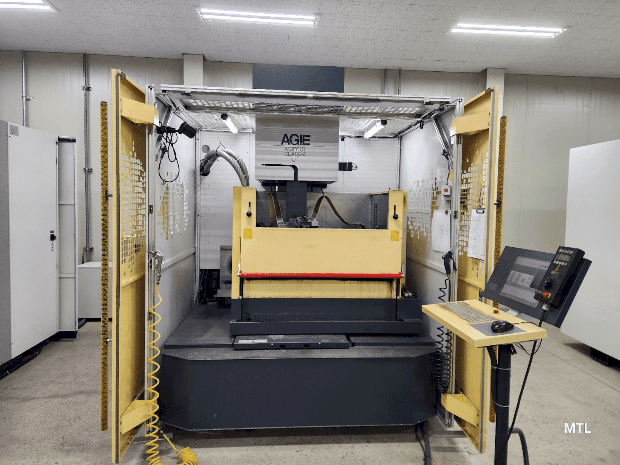 A AgieCharmilles Agiecut Classic V3  gép elölnézete