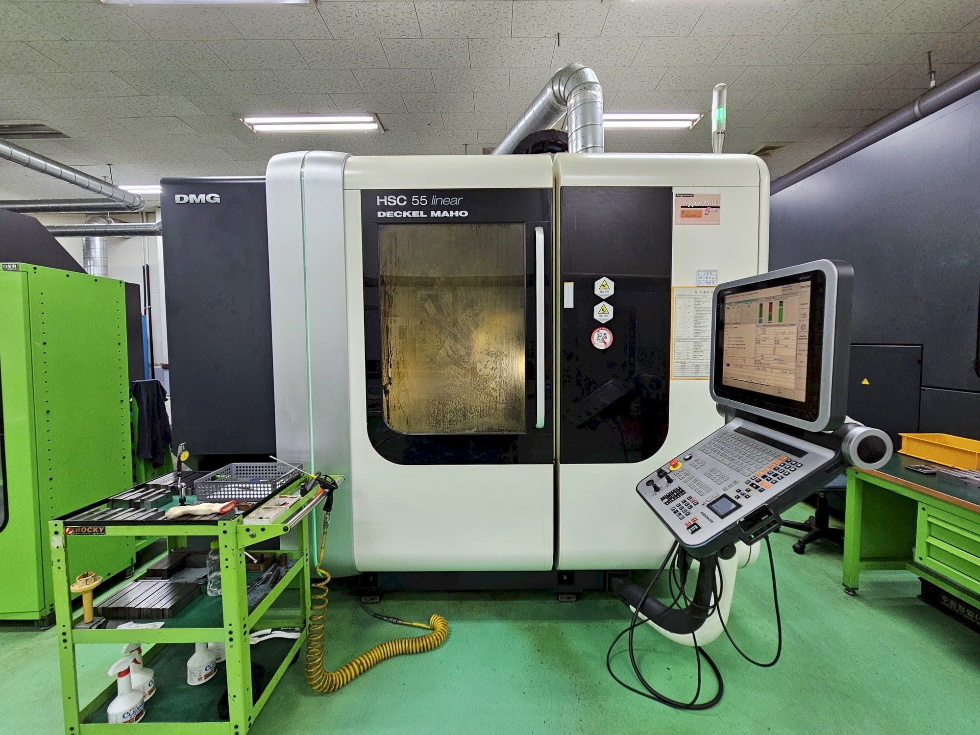 A DECKEL MAHO HSC 55 linear  gép elölnézete