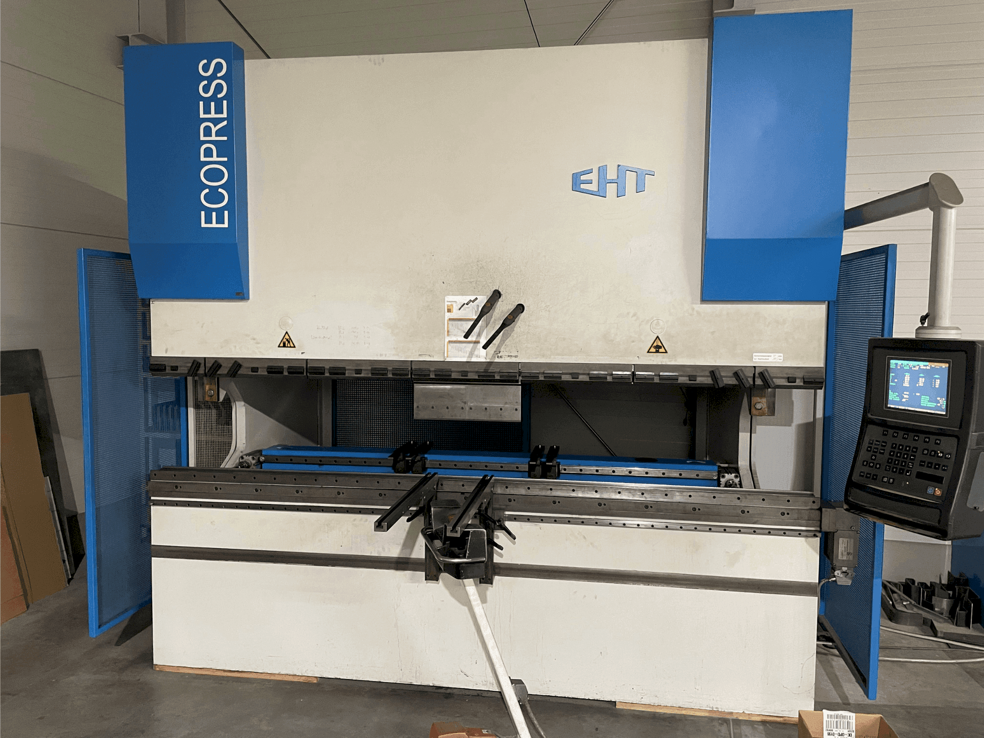A EHT Ecopress 135-30  gép elölnézete