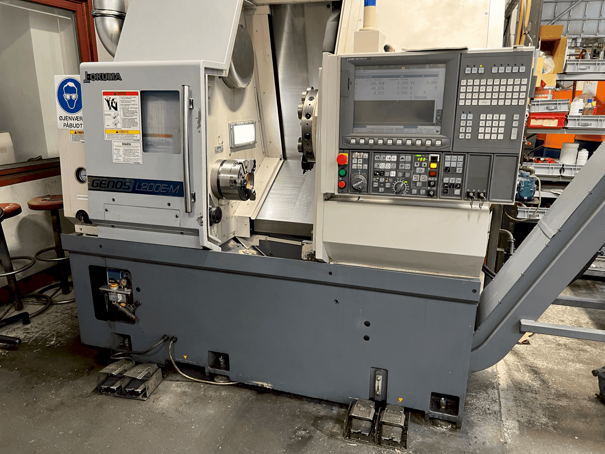 A Okuma GENOS L200E MY  gép elölnézete