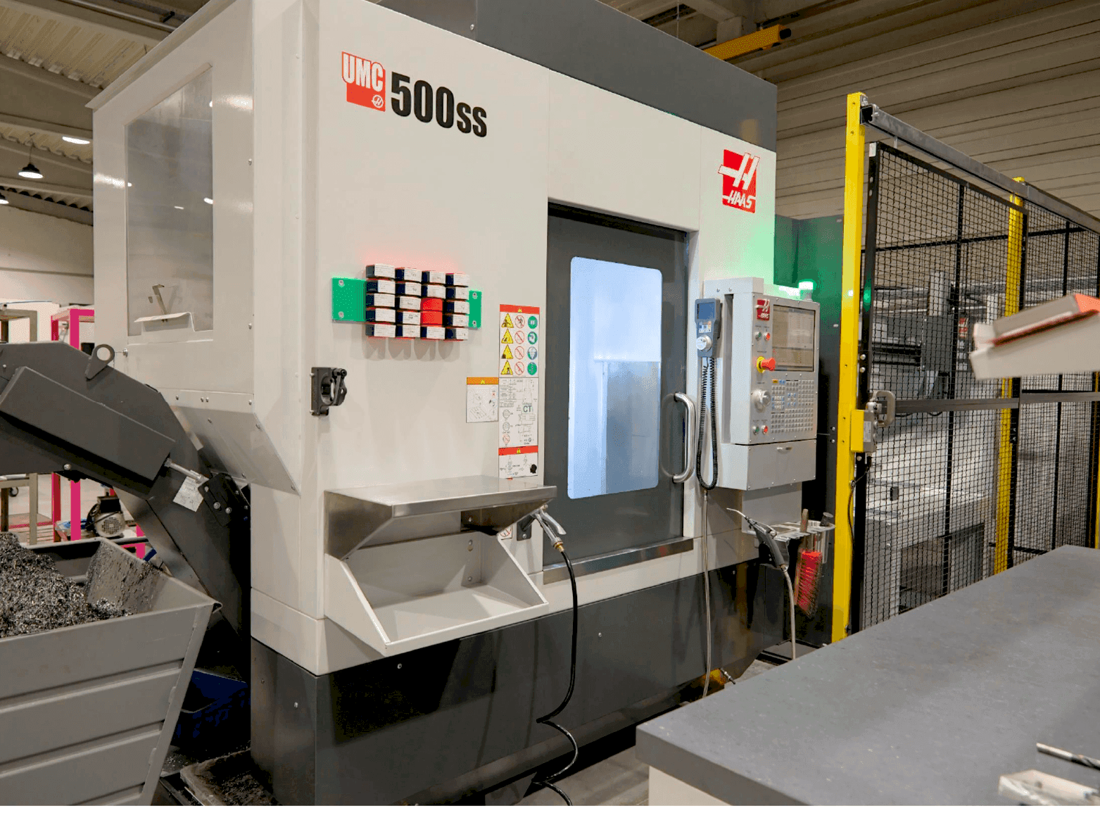 A HAAS UMC 500-SS MIT APL  gép elölnézete