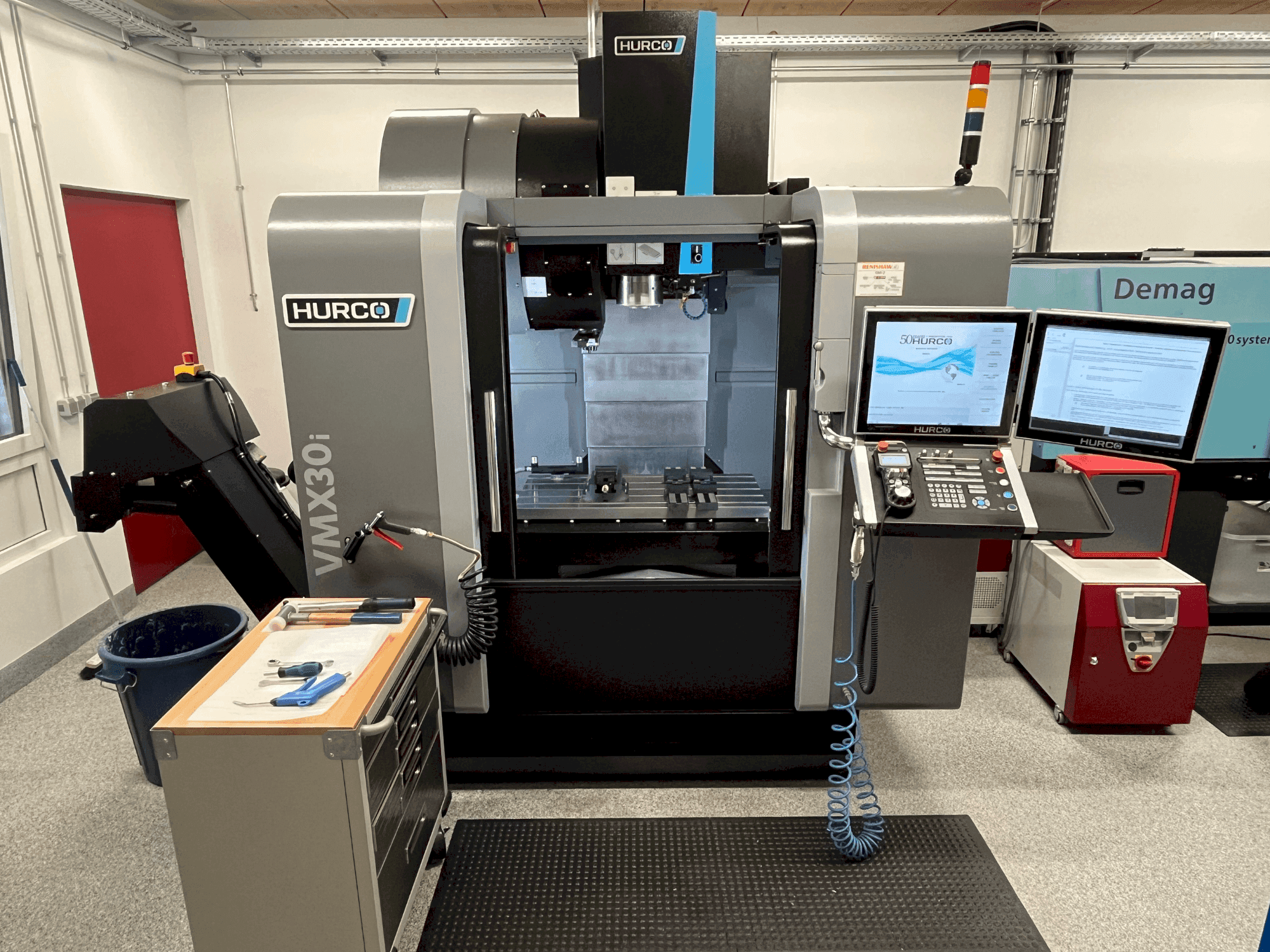 A Hurco VMX30i  gép elölnézete