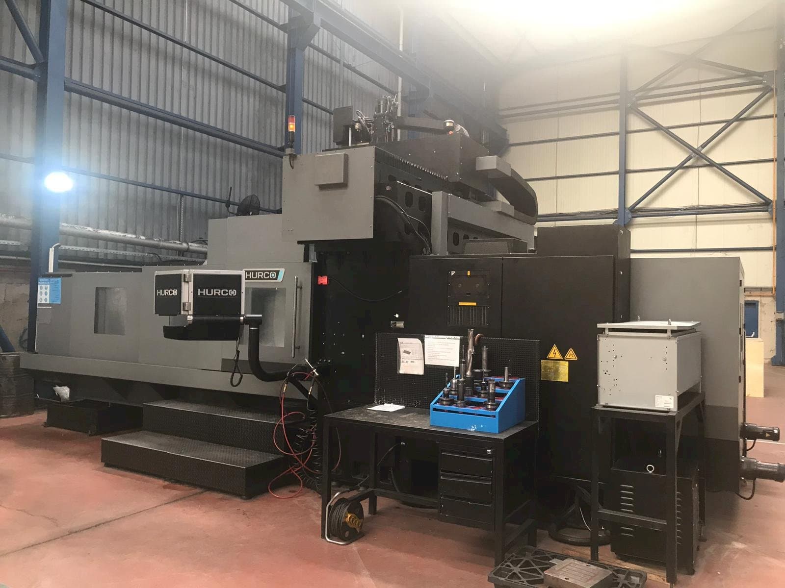 A Hurco DCX 32i  gép elölnézete