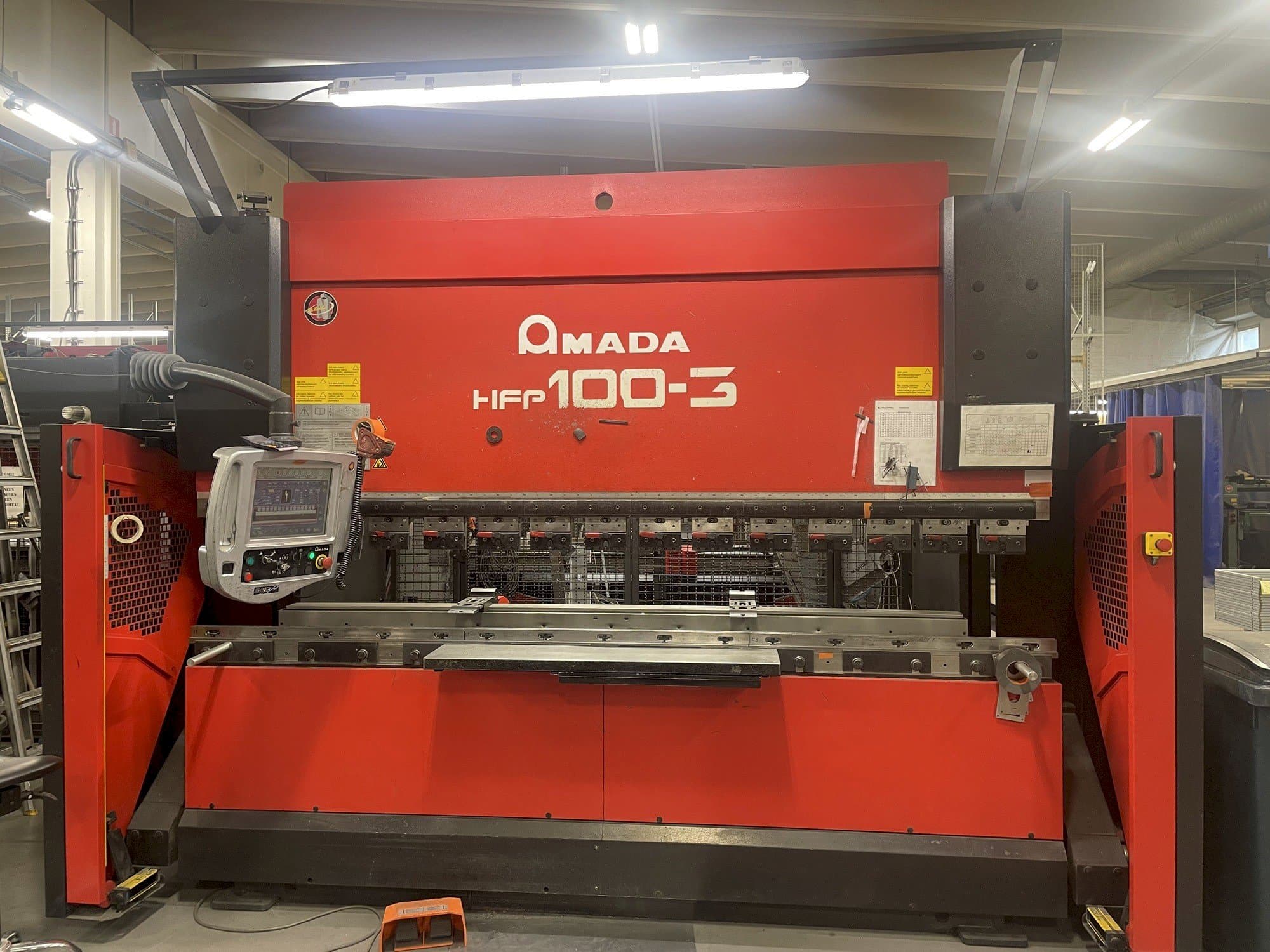 A AMADA HFP 100-3  gép elölnézete