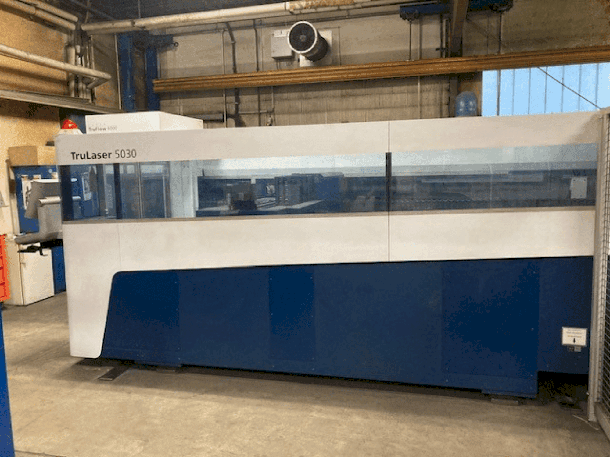A TRUMPF TruLaser 5030 (L52)  gép elölnézete