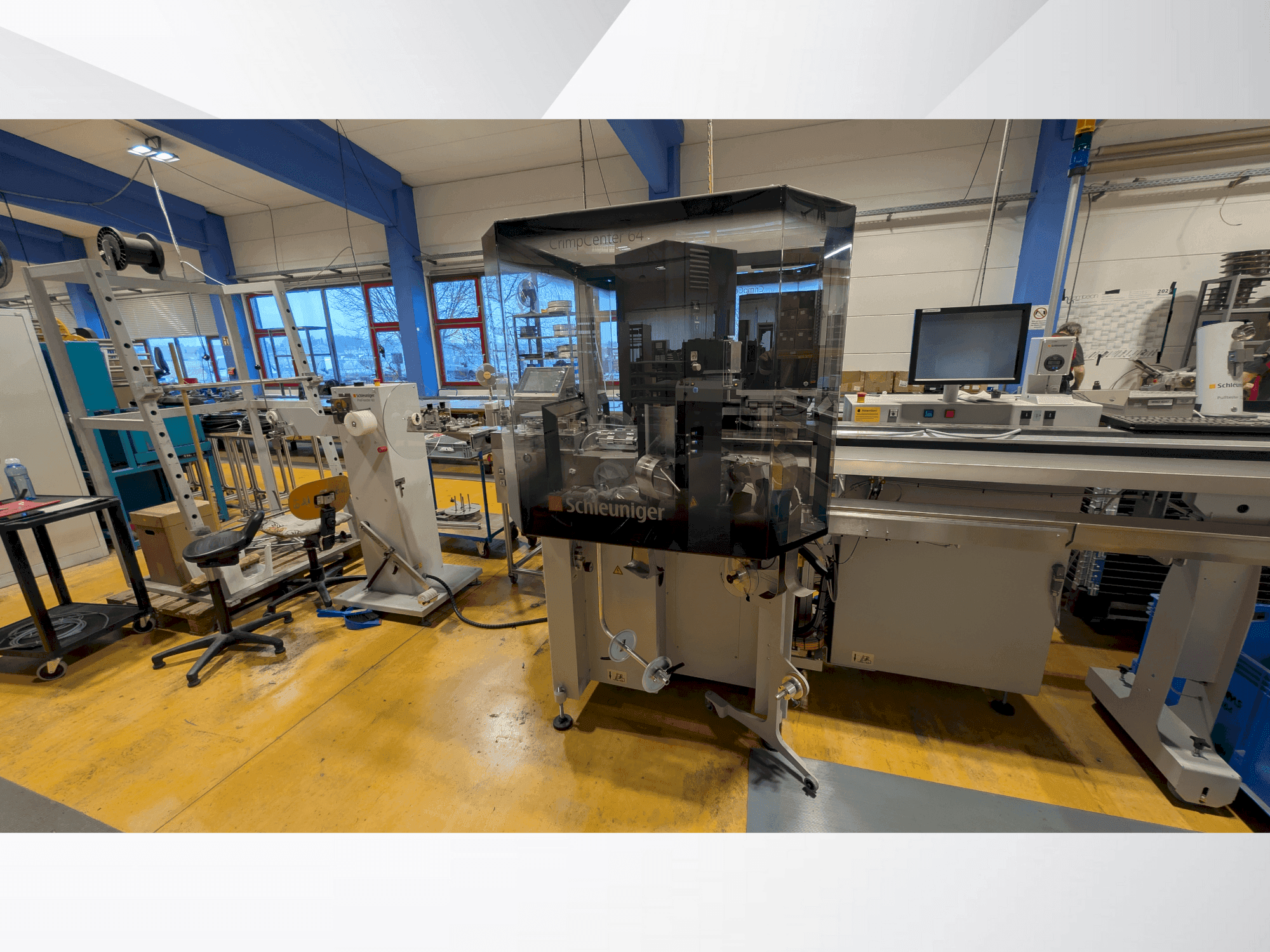 A Schleuniger CrimpCenter 64  gép elölnézete
