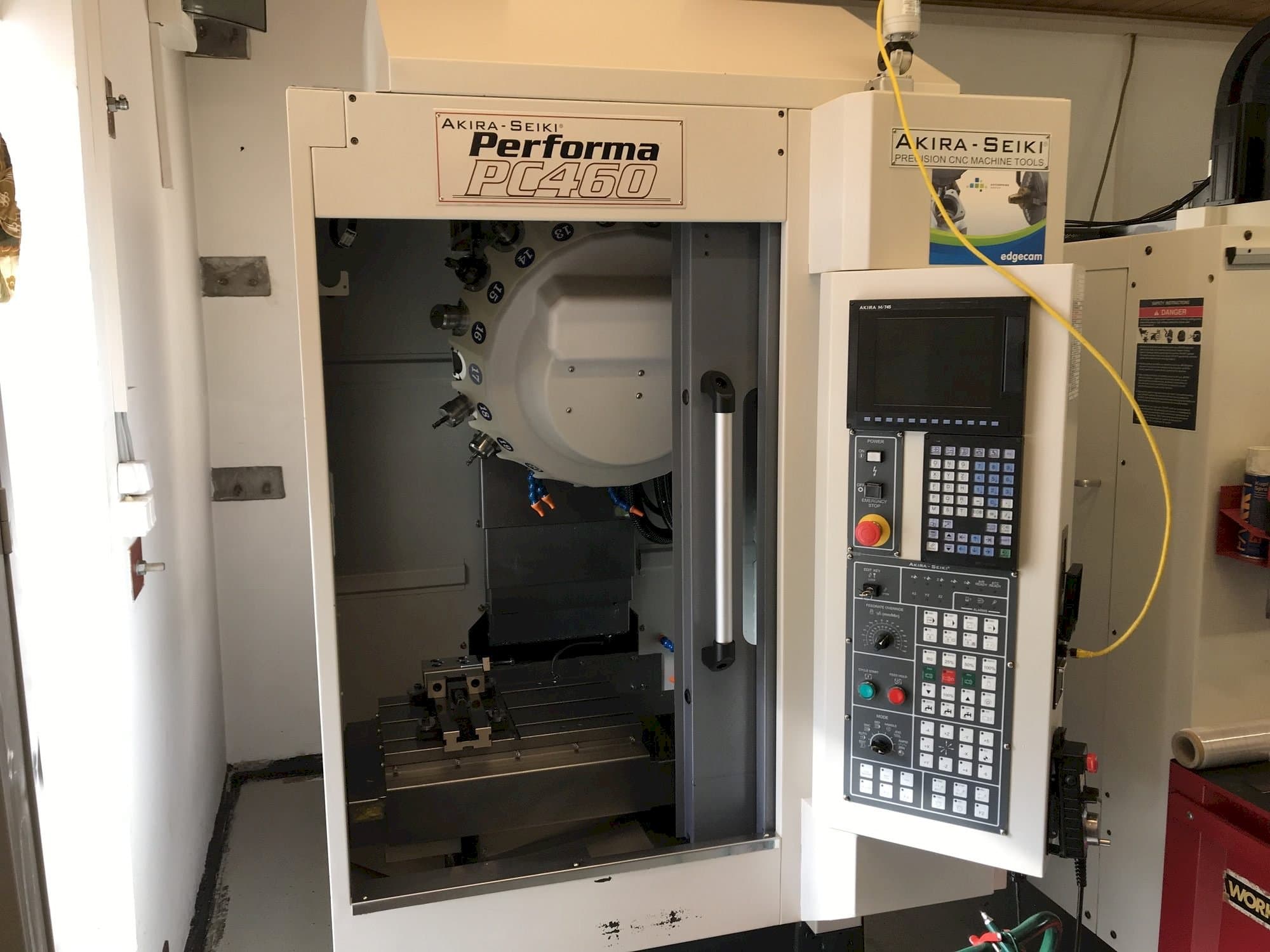 A Akira Seiki PC 460  gép elölnézete