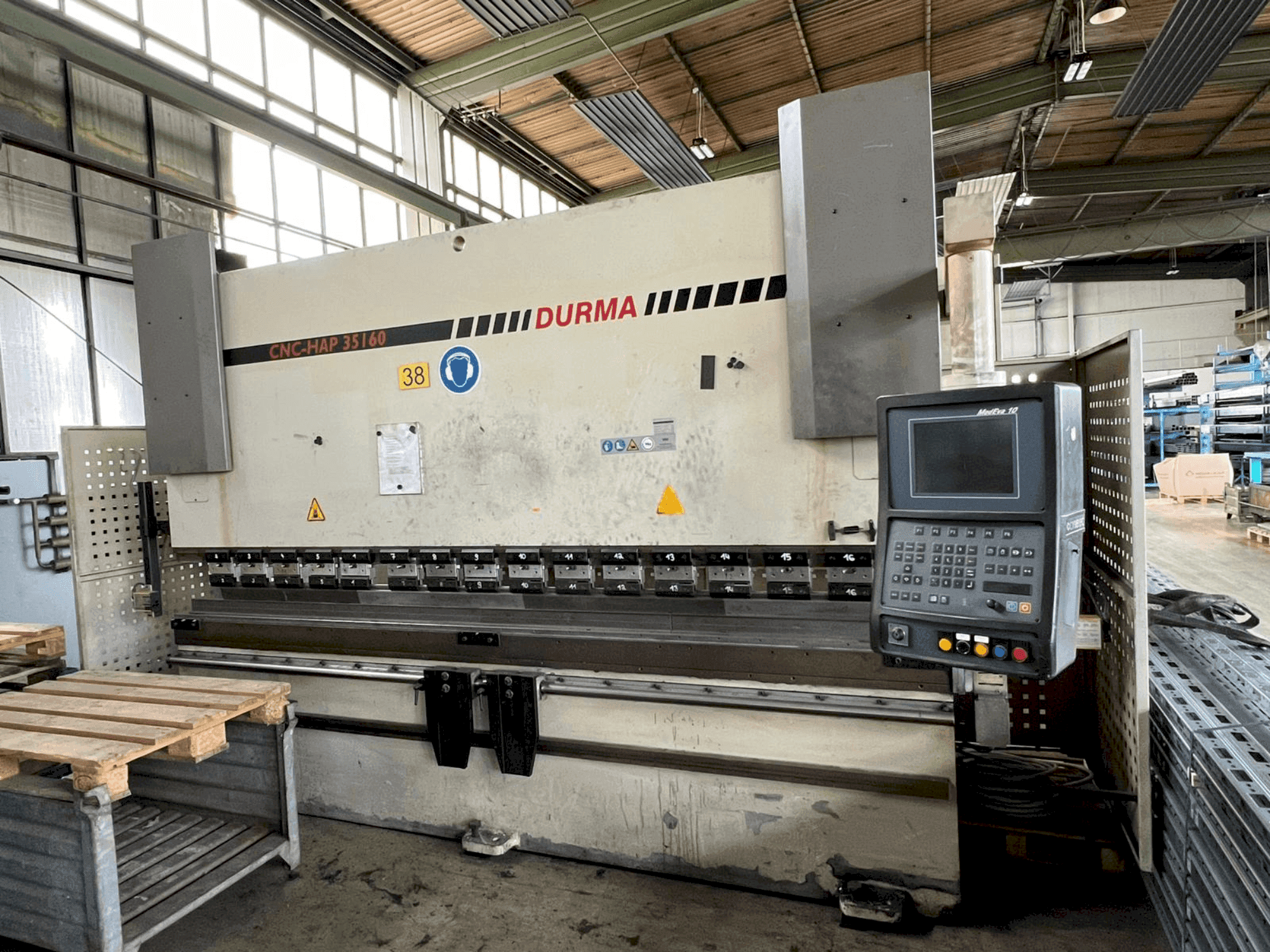 A Durma CNC HAP 35160  gép elölnézete