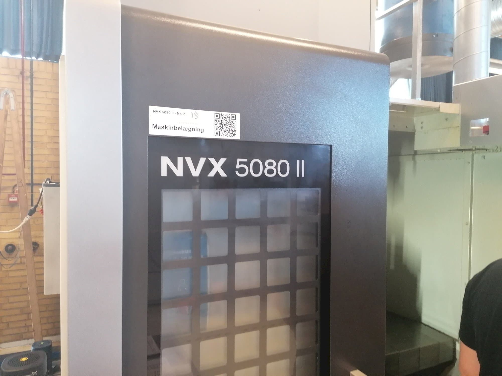 A DMG MORI NVX 5080II  gép bal oldali nézete