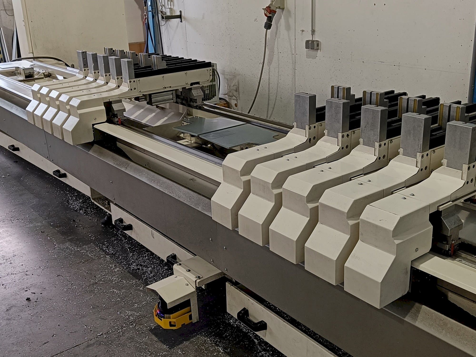 A MECAL MC 304 Ariel 5 MDT  gép elölnézete